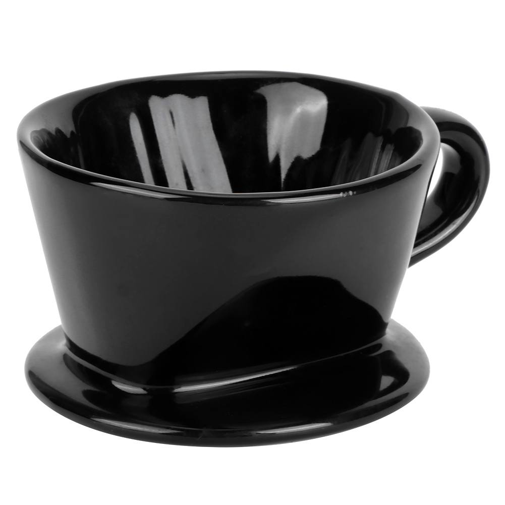 Ein glänzender, schwarzer Kaffeezubereiter. Es hat einen runden Boden, einen konischen Körper und einen Griff. Der Hintergrund ist weiß.