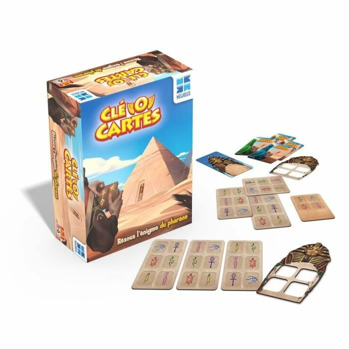 Eine Spielbox mit dem Titel „CléO Cartes“ mit einem Pyramidenbild. Spielkarten sind um die Box herum verstreut und zeigen ägyptische Symbole.