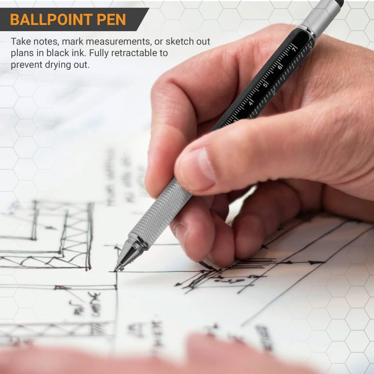 Hand, die einen Stift hält und auf einen Bauplan schreibt. Der Stift ist schwarz und silber. Der Bauplan ist weiß mit schwarzen Linien.