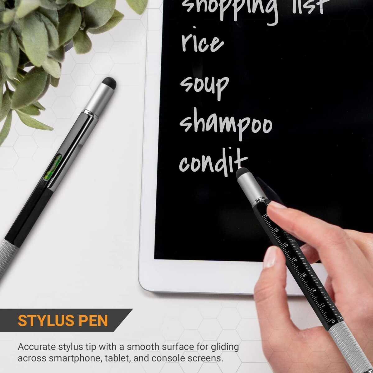 Eine Hand, die einen Stift hält und auf einer Einkaufsliste auf einem Tablet zeigt. Zu den Artikeln gehören Reis, Suppe, Shampoo und Spülung.