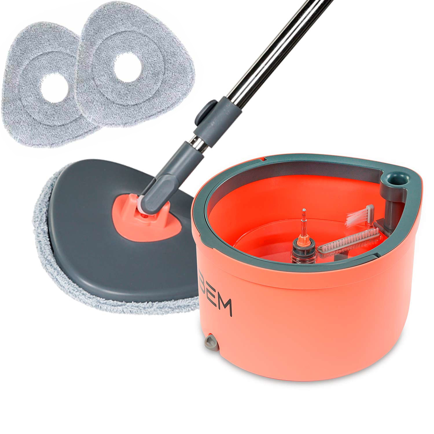 Ein Mopp-Set mit Eimer, Moppkopf und zwei Ersatzpads. Der Eimer ist orange, der Moppkopf grau und die Pads ebenfalls grau.