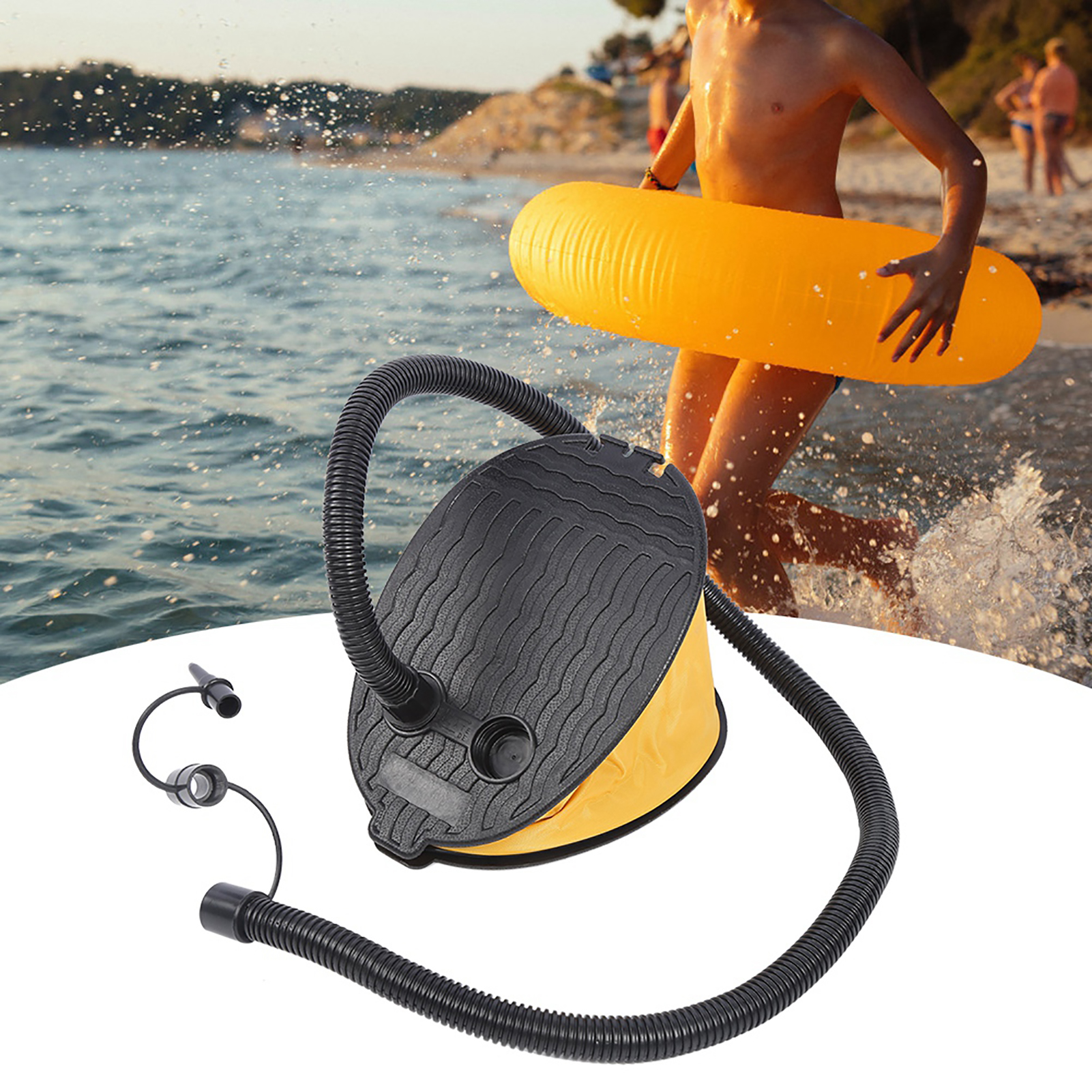 Eine Person rennt aus dem Meer und hält einen gelben aufblasbaren Ring. Eine Fußpumpe ist im Vordergrund.