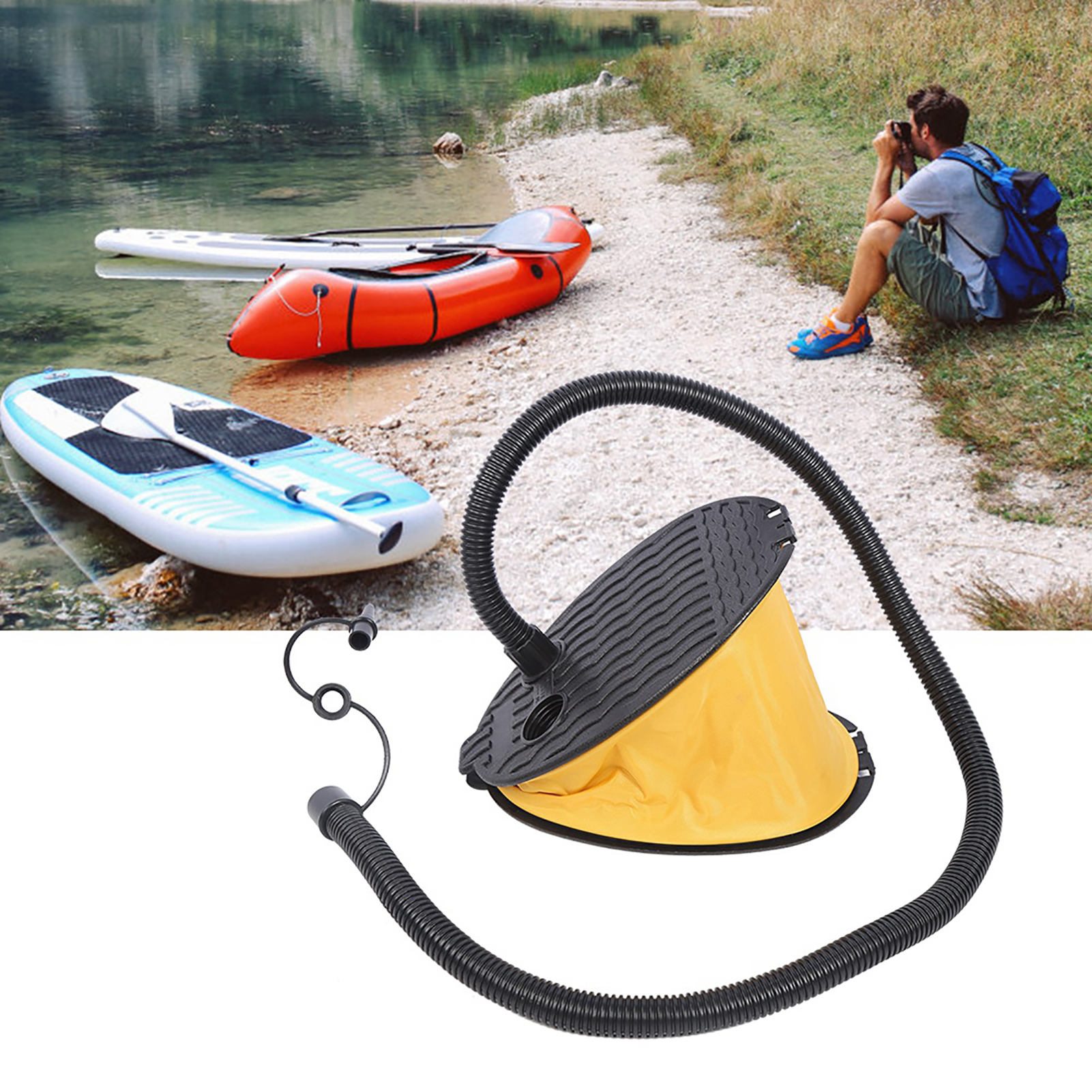 Ein Mann fotografiert in der Nähe eines Sees. Zwei Paddleboards und ein Schlauchboot auf dem Wasser. Eine Fußpumpe ist vorn.