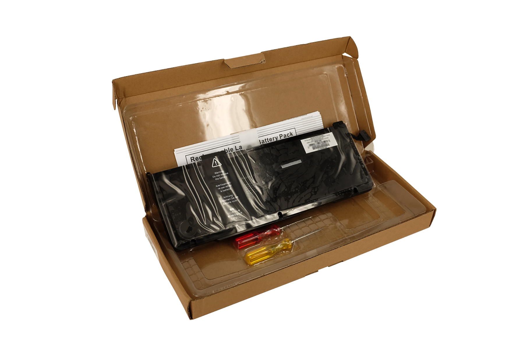 Offener Karton mit Laptop-Akku, Werkzeugen und Papieren. Der Akku befindet sich in einem Kunststoffbehälter.