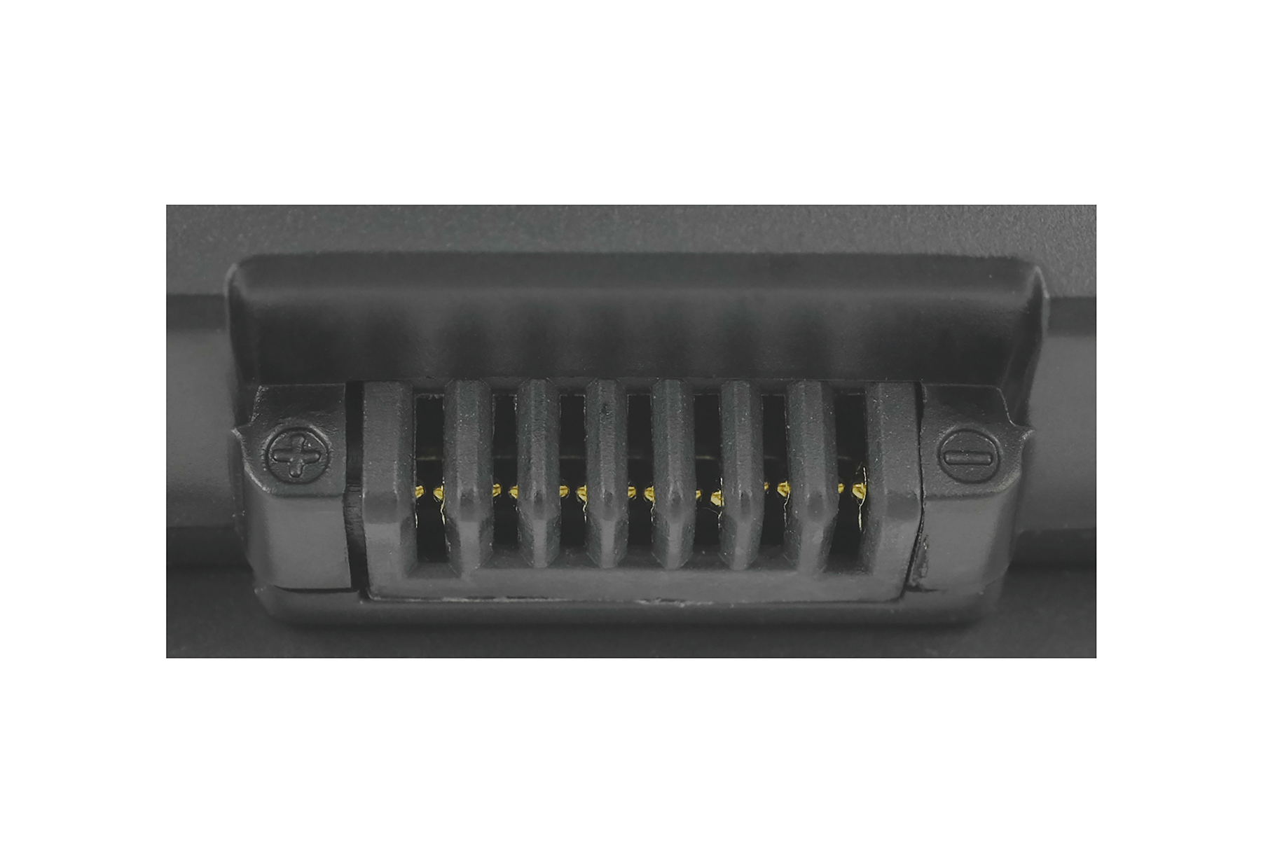 Nahaufnahme einer schwarzen elektrischen Komponente mit Goldkontakten, Schrauben und einem geriffelten Design, möglicherweise ein Batteriestecker.