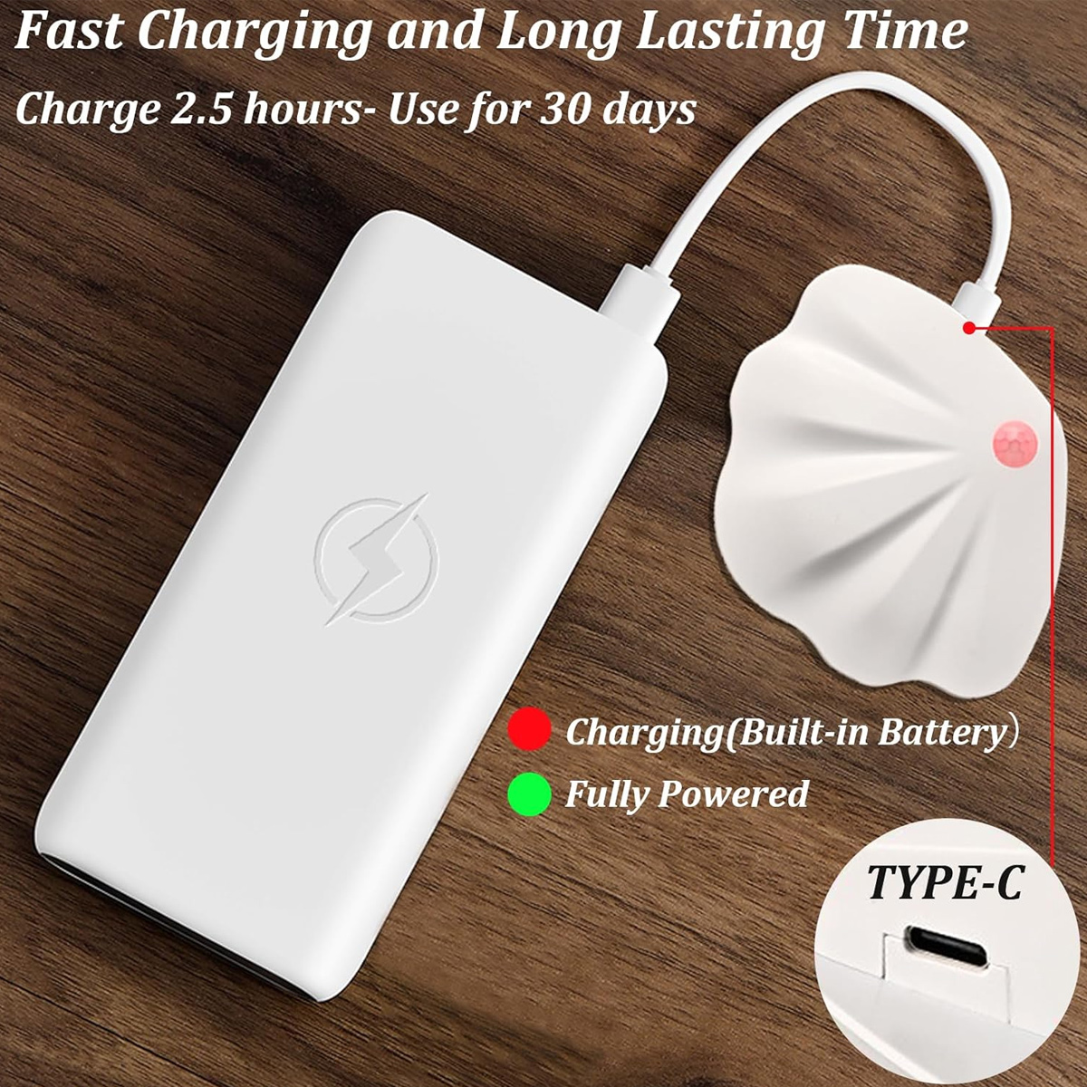 Eine weiße Powerbank mit einem weißen Ladepad. Die Powerbank hat ein Blitzlogo. Ein rotes Licht zeigt das Aufladen an.