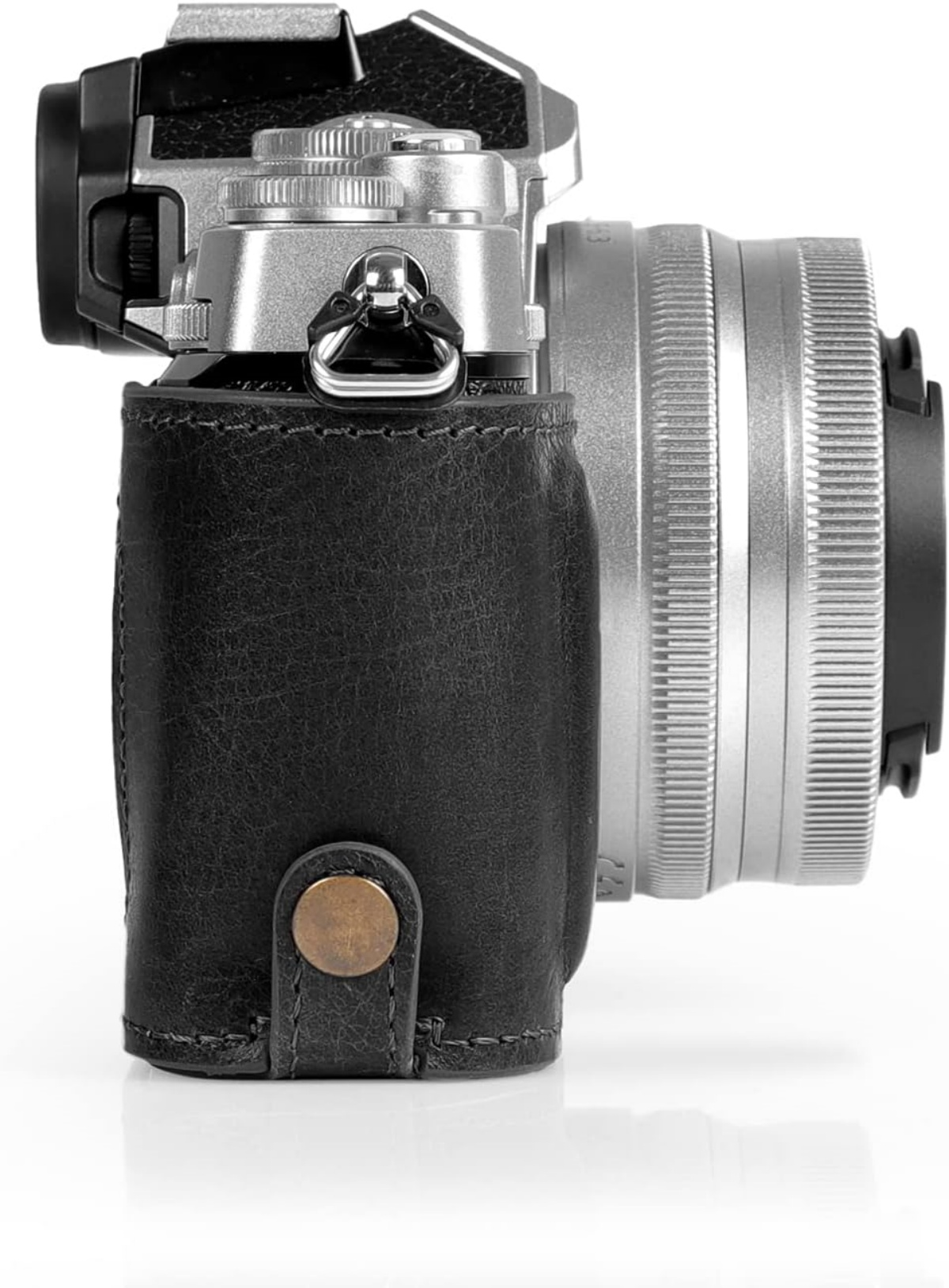 Eine silberne Kamera mit schwarzer Ledertasche wird von der Seite gezeigt. Das Objektiv ist silberfarben. Die Hülle hat einen Messingknopf.
