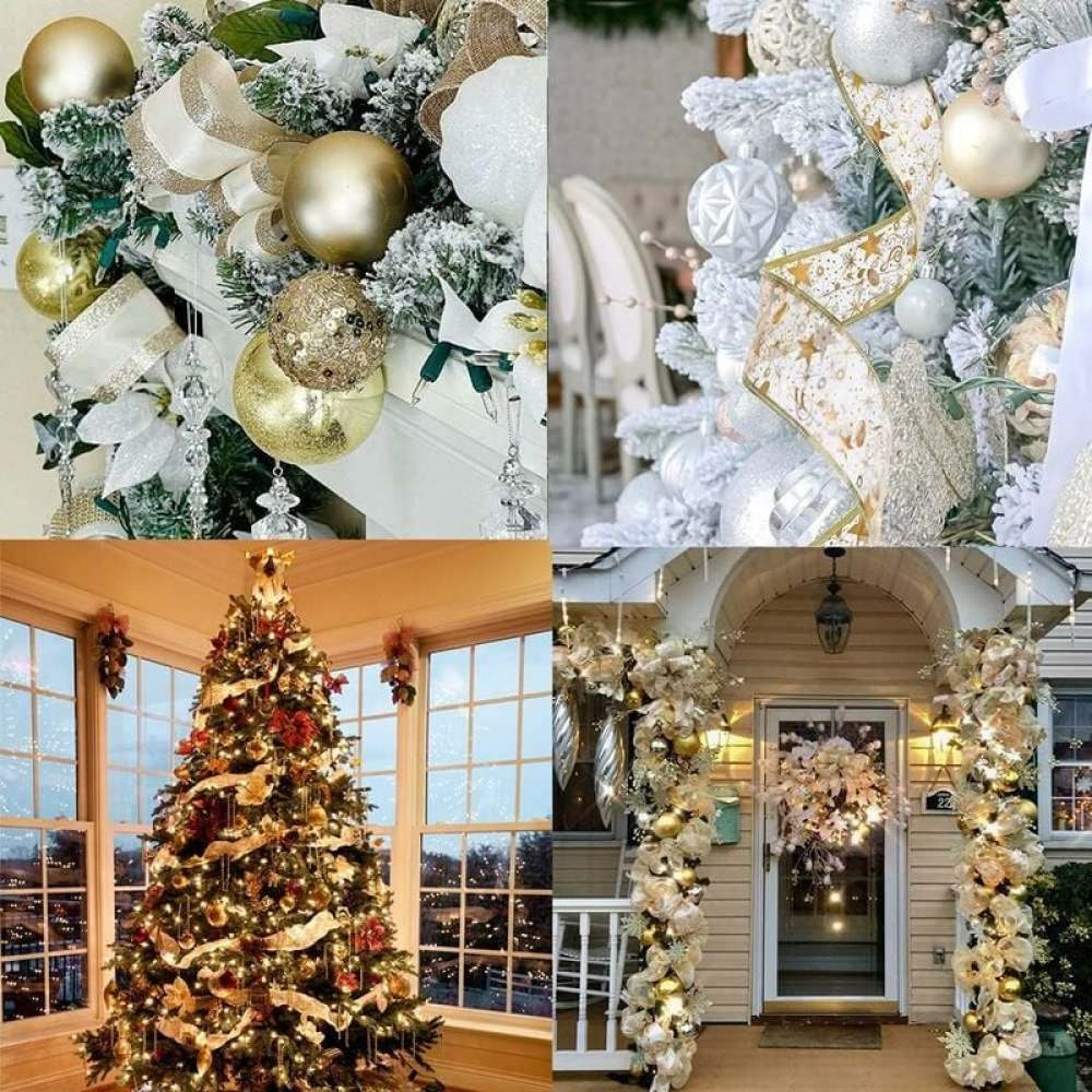 Festliche Weihnachtsdekorationen mit goldenen und weißen Ornamenten, Bändern und Lichtern. Ein geschmückter Weihnachtsbaum und ein Hauseingang sind sichtbar.