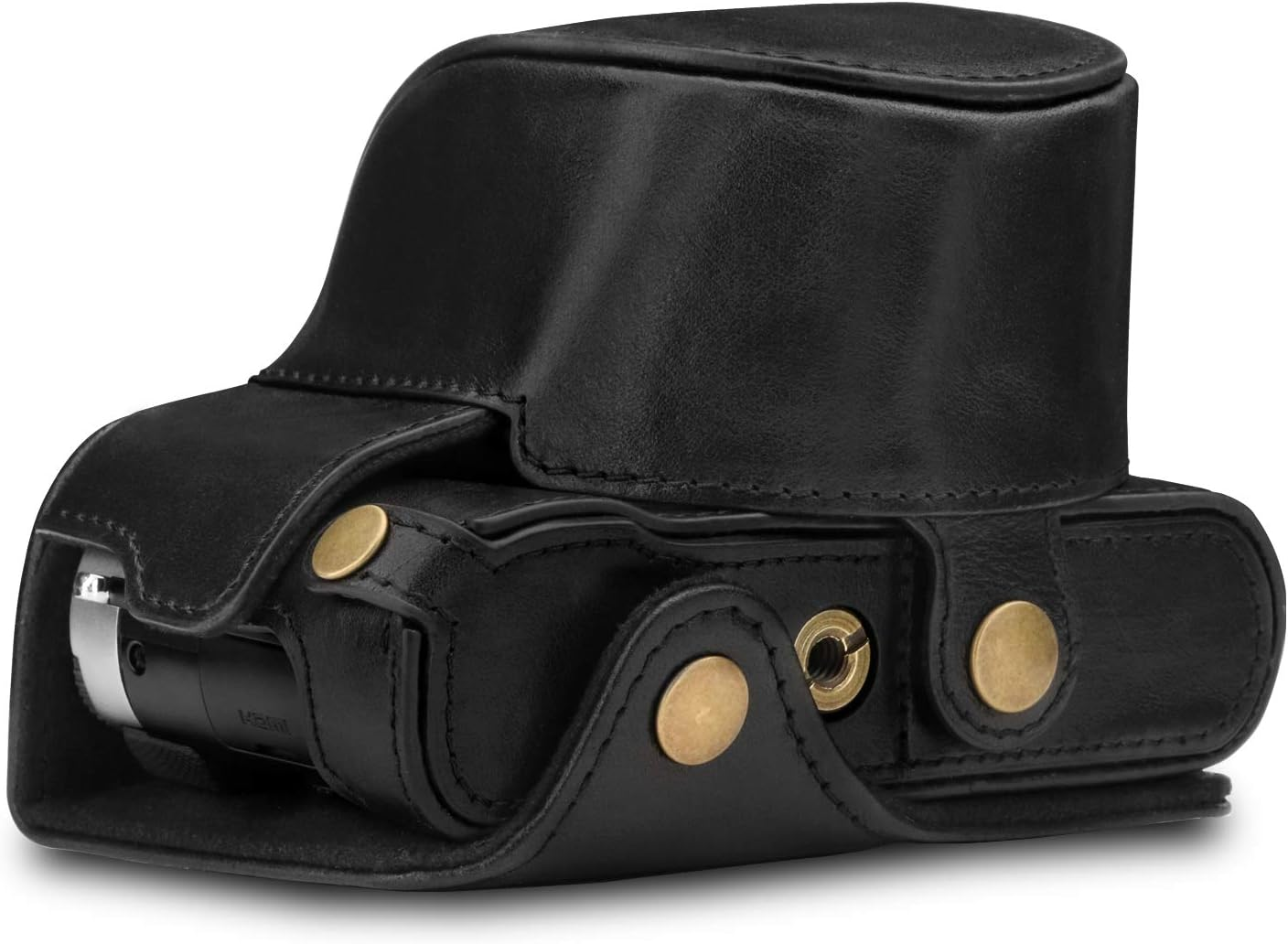 Schwarze Leder-Kameratasche mit Messingknöpfen und -verschlüssen. Die Tasche bedeckt eine Kamera und zeigt einen Teil des Objektivs.