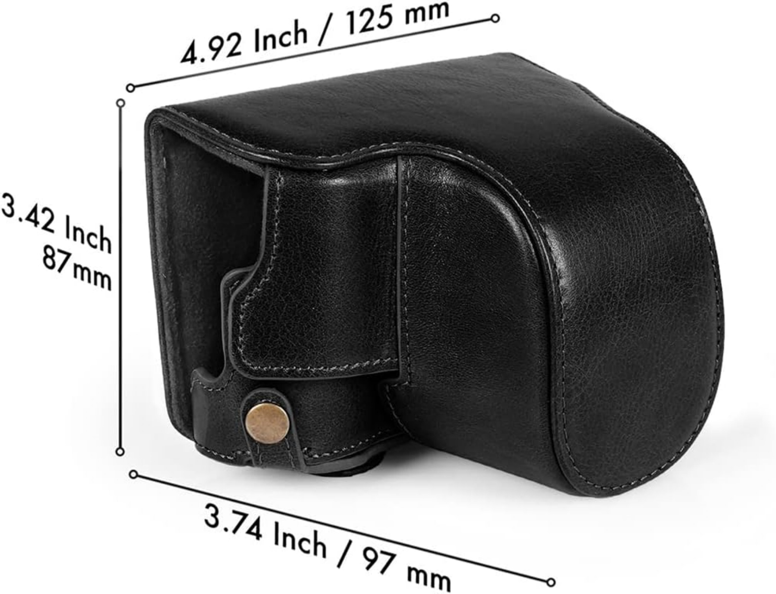 Eine schwarze Leder-Kameratasche mit Maßangaben. Die Tasche liegt auf einer weißen Oberfläche und hat einen Messingknopf.