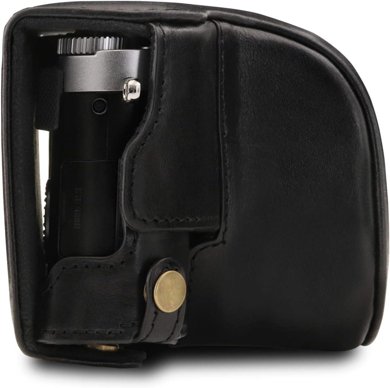 Eine schwarze Lederkameratasche mit teilweise sichtbarer Kamera. Die Tasche hat einen Riemen mit goldenem Knopf.