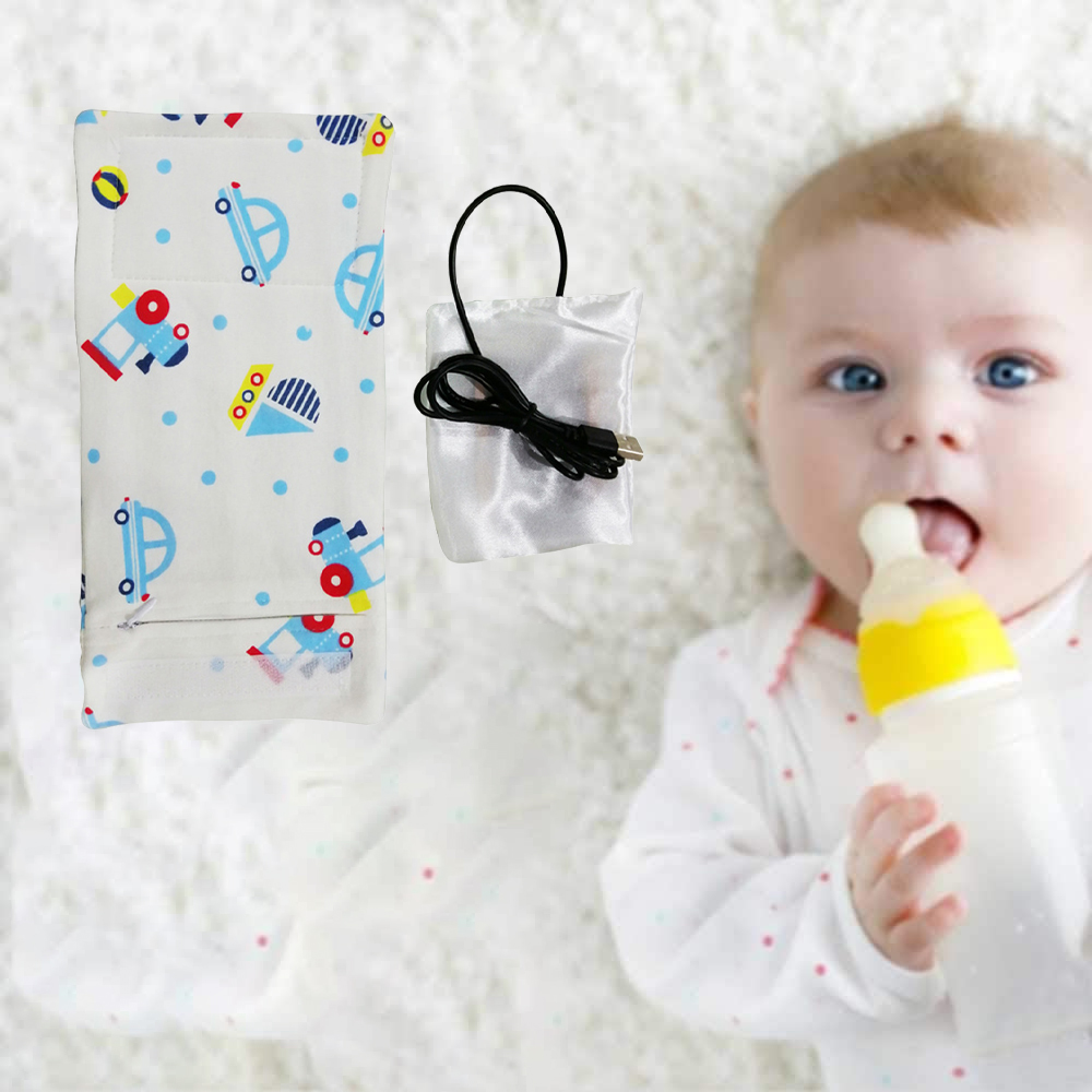 Ein Baby trinkt aus einer Flasche, daneben ein Tuch mit Automuster, eine weiße Tasche mit schwarzem Kabel und USB.