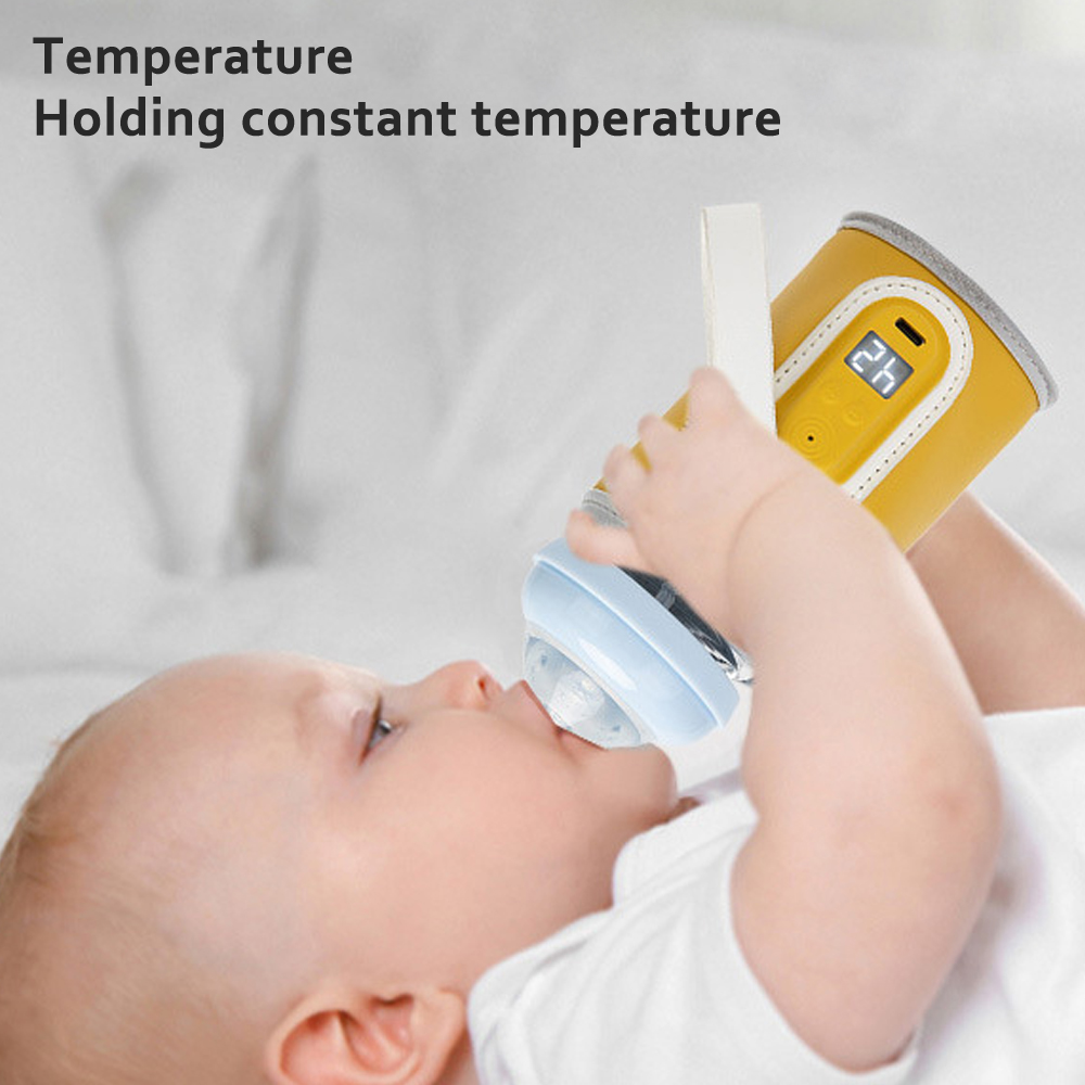 Ein Baby trinkt aus einer Flasche, die von einer Hand gehalten wird. Die Flasche befindet sich in einem gelben Wärmer, der die Temperatur anzeigt.