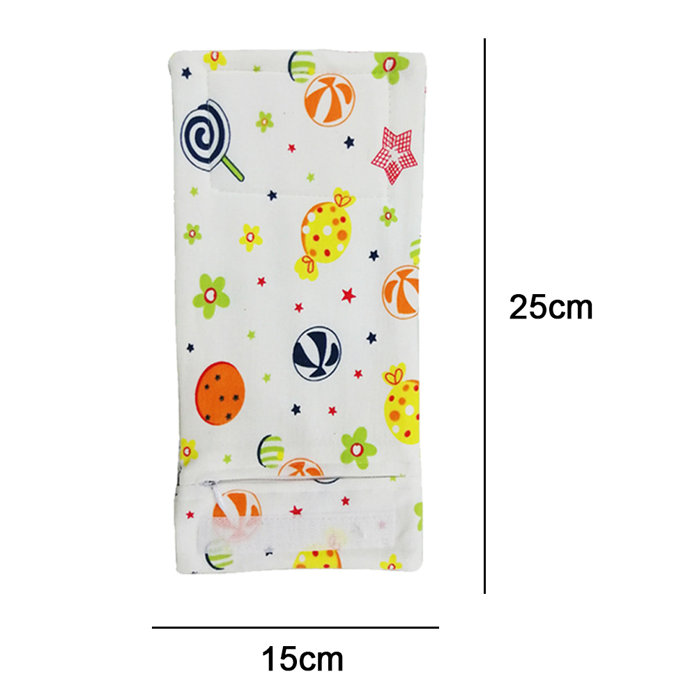 Ein weißes Tuch mit bunten Süßigkeitenmustern. Es hat einen Reißverschluss unten. Die Abmessungen sind 25 cm x 15 cm, angegeben durch schwarze Linien.