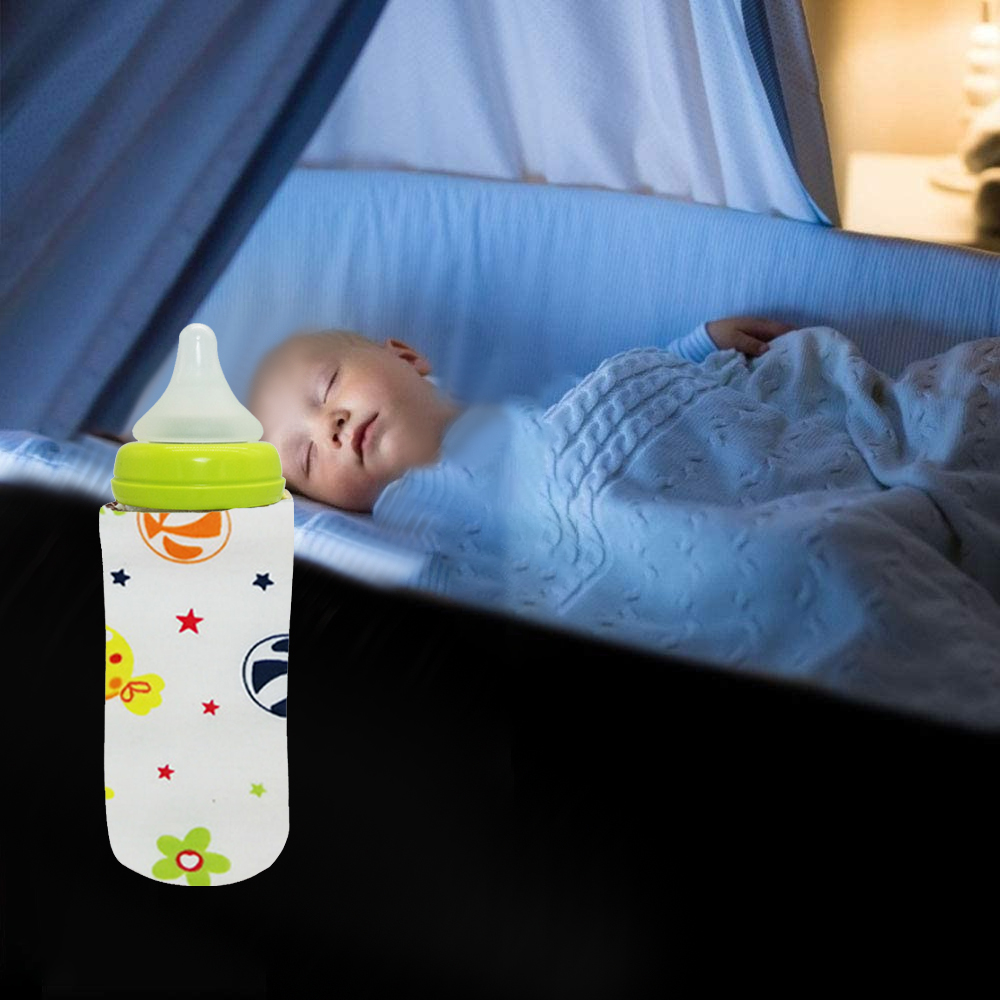 Ein Baby schläft in einem Kinderbett. Eine Flasche mit bunter Hülle ist im Vordergrund. Das Kinderbett ist mit einer blauen Decke bedeckt.