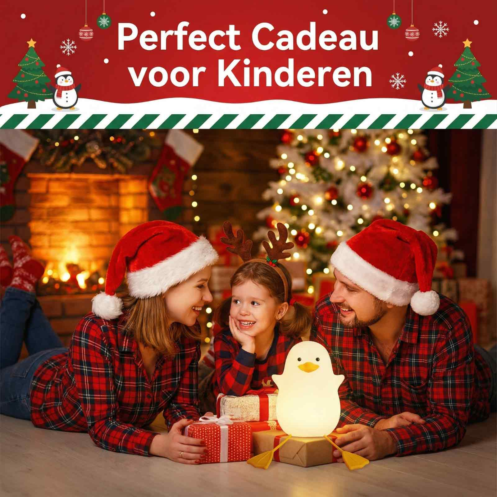 Familie in Weihnachtskleidung, lächelnd, mit Geschenken und einer Entenlampe. Festliche Umgebung.