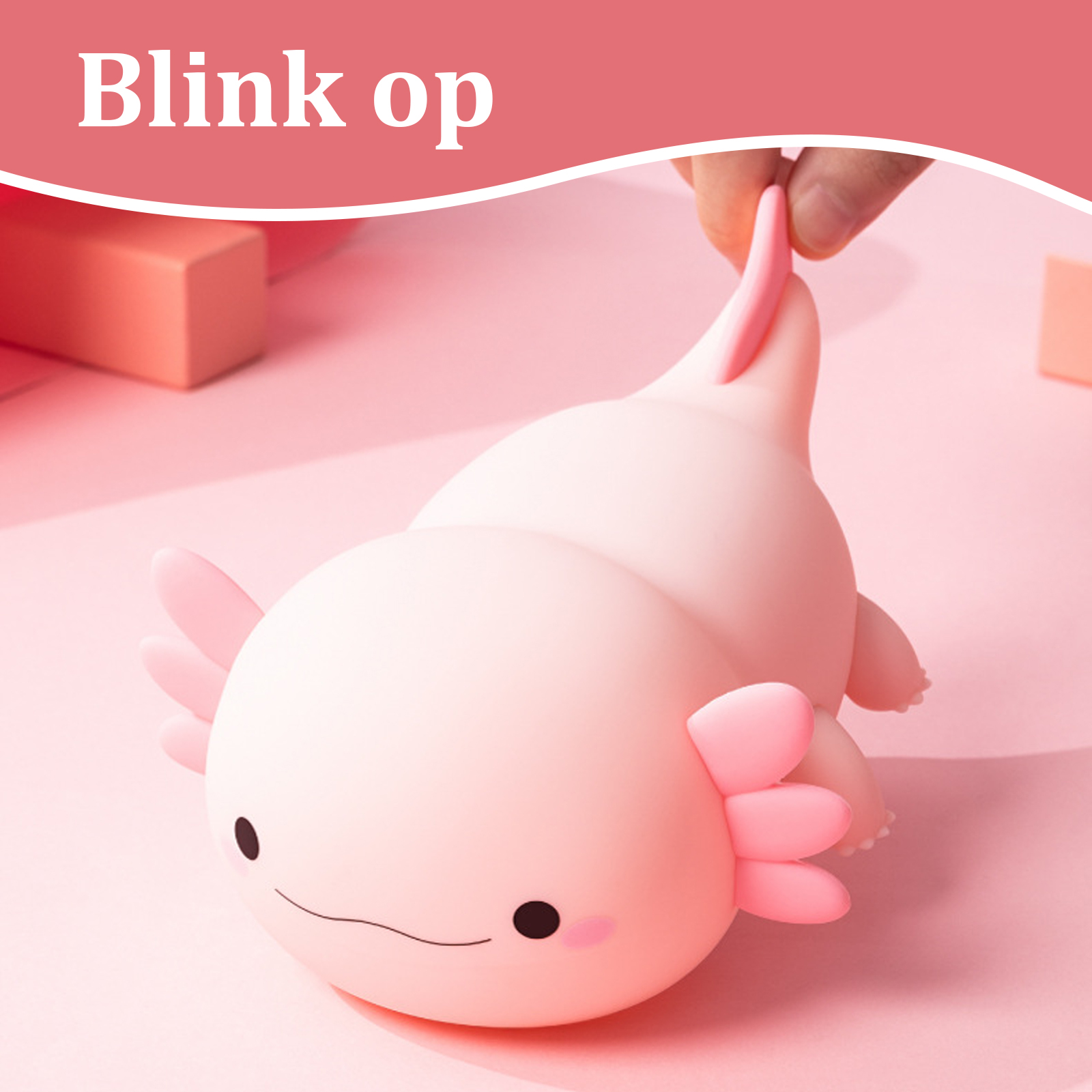 Ein rosa Axolotl-Spielzeug wird von einer Hand gehalten. Der Hintergrund ist rosa mit einfachen Formen.