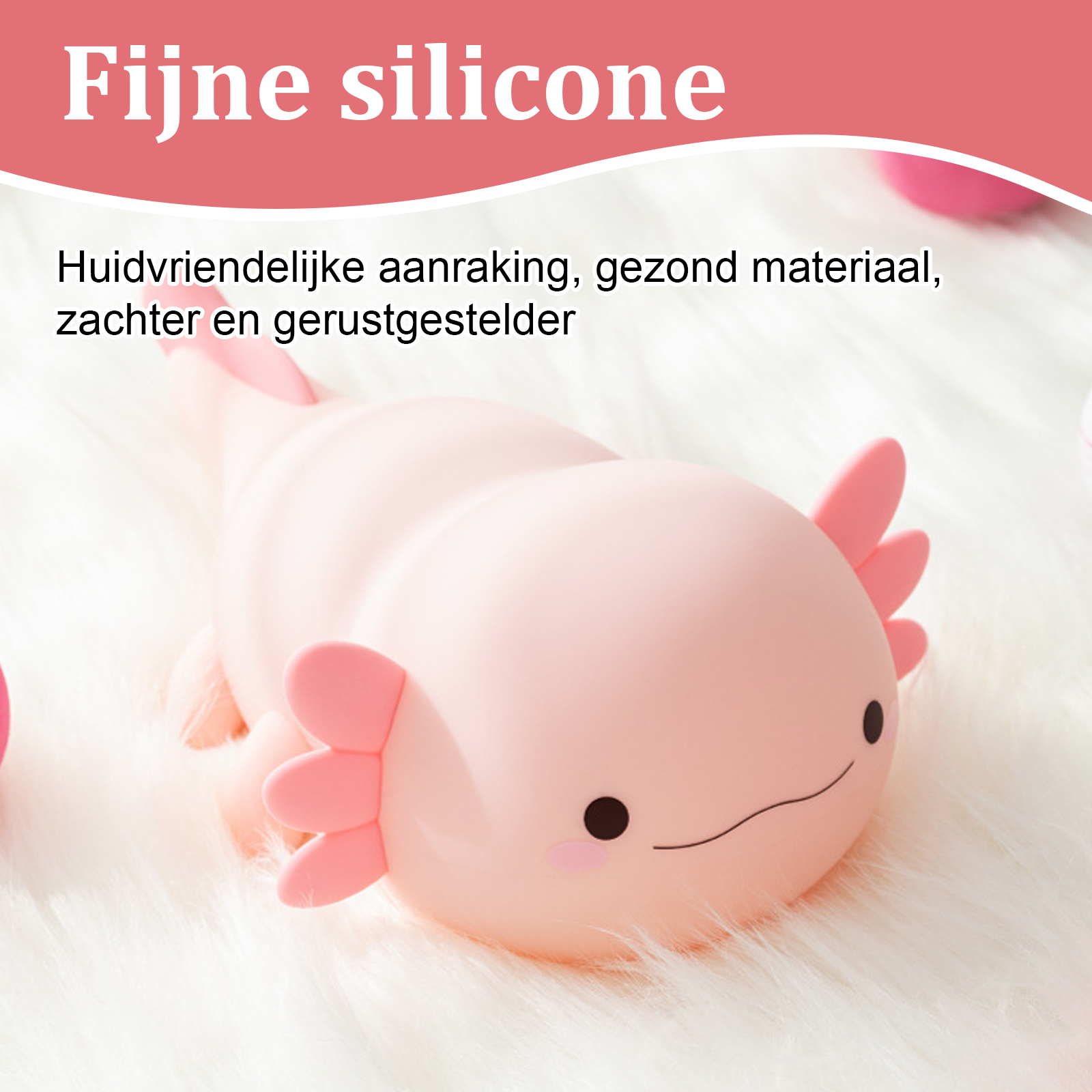 Ein rosa Axolotl-Spielzeug auf einer weißen, flauschigen Oberfläche. Das Spielzeug hat ein lächelndes Gesicht und rosa Kiemen. Der Hintergrund ist verschwommen.