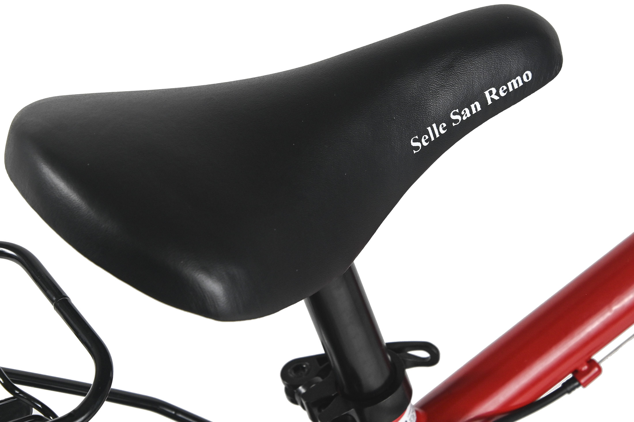 Schwarzer Fahrradsattel mit weißem Schriftzug 'Selle San Remo', montiert auf einem roten Rahmen. Schwarze Metallstütze sichtbar.