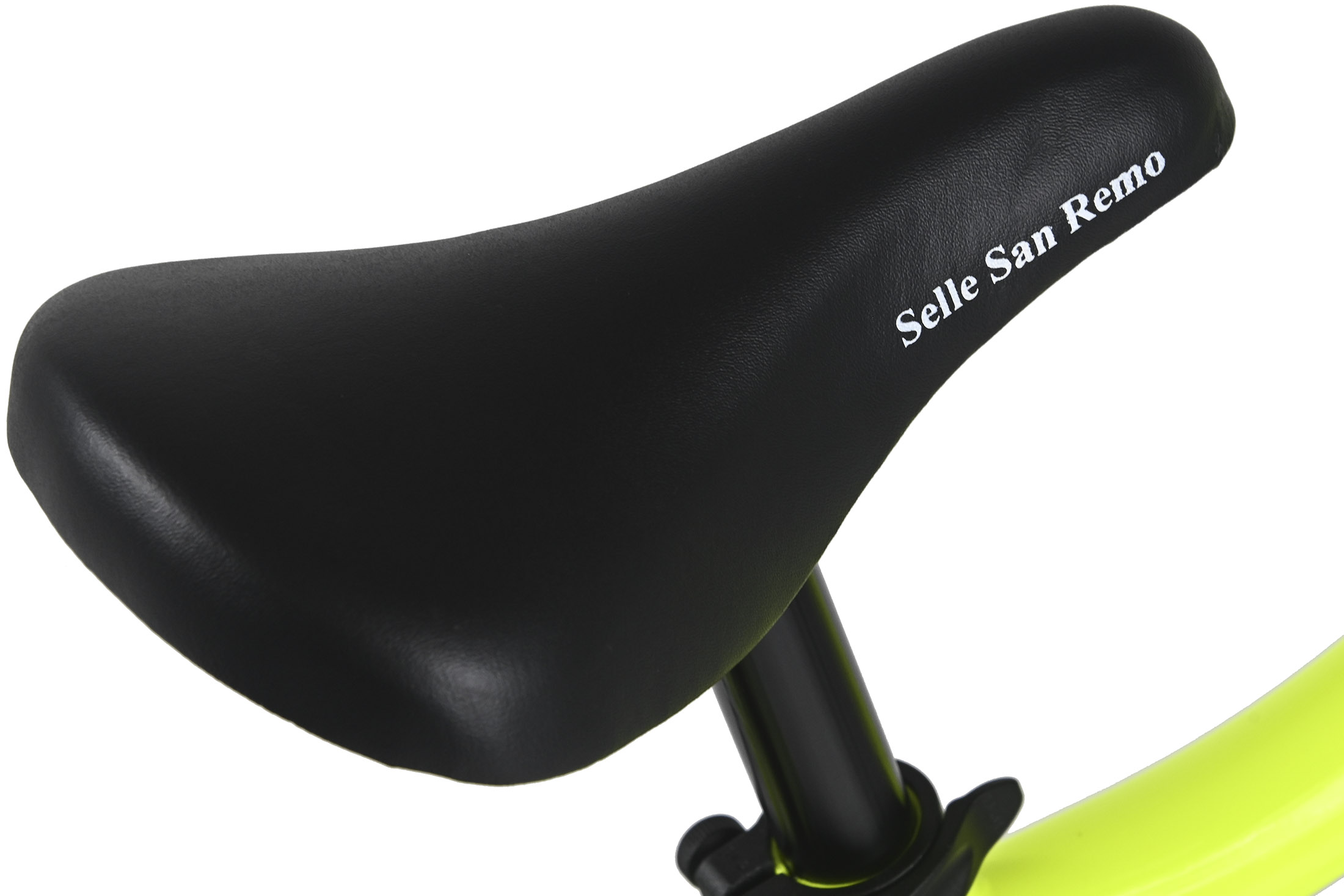 Nahaufnahme eines schwarzen Fahrradsitzes mit den weißen Worten 'Selle San Remo'. Der Sitz befindet sich auf einem grünen Fahrradrahmen.
