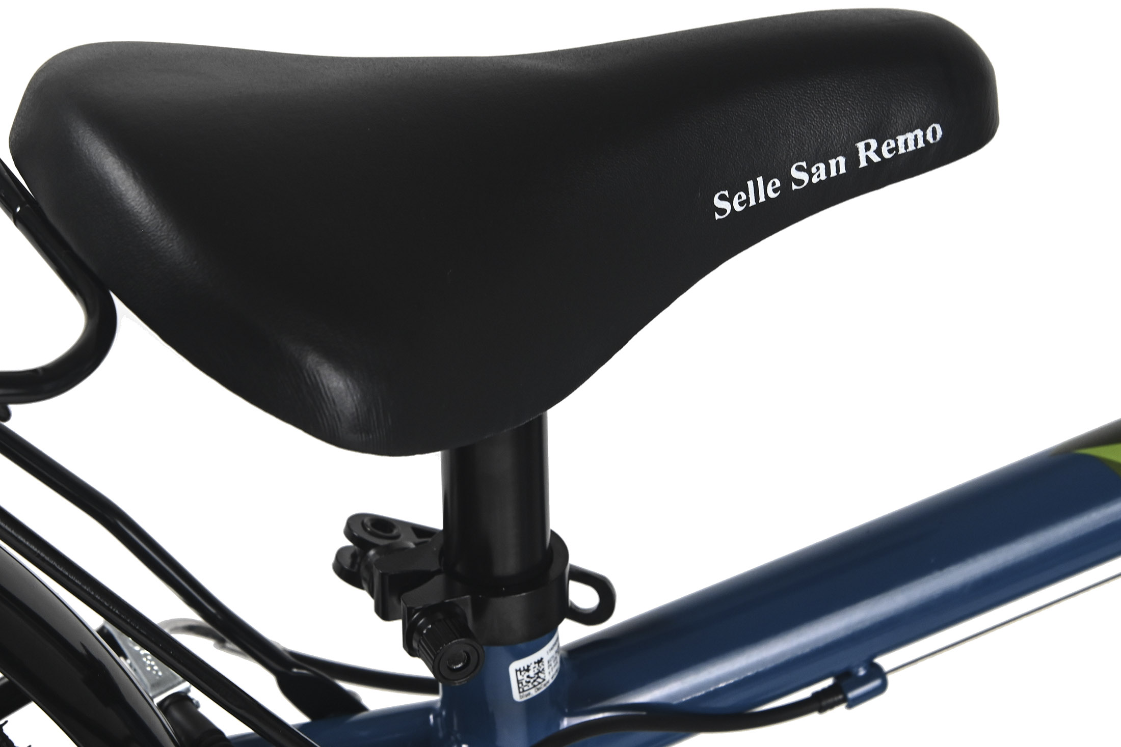 Nahaufnahme eines Fahrradsattels. Er ist schwarz und trägt den Schriftzug 'Selle San Remo'. Ein Teil des blauen Rahmens ist sichtbar.