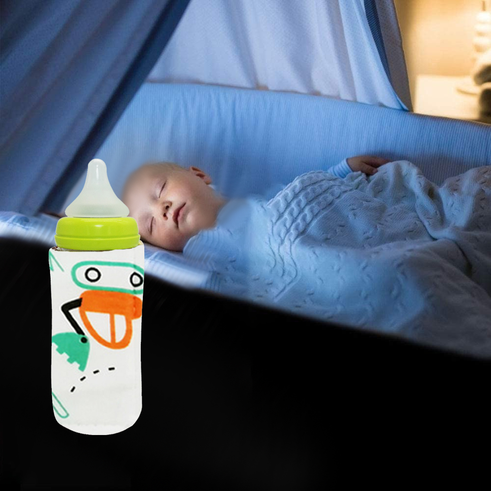 Ein Baby schläft in einem Kinderbett, Flasche im Vordergrund. Die Flasche hat einen grünen Deckel und ein Design mit Augen und Mund.