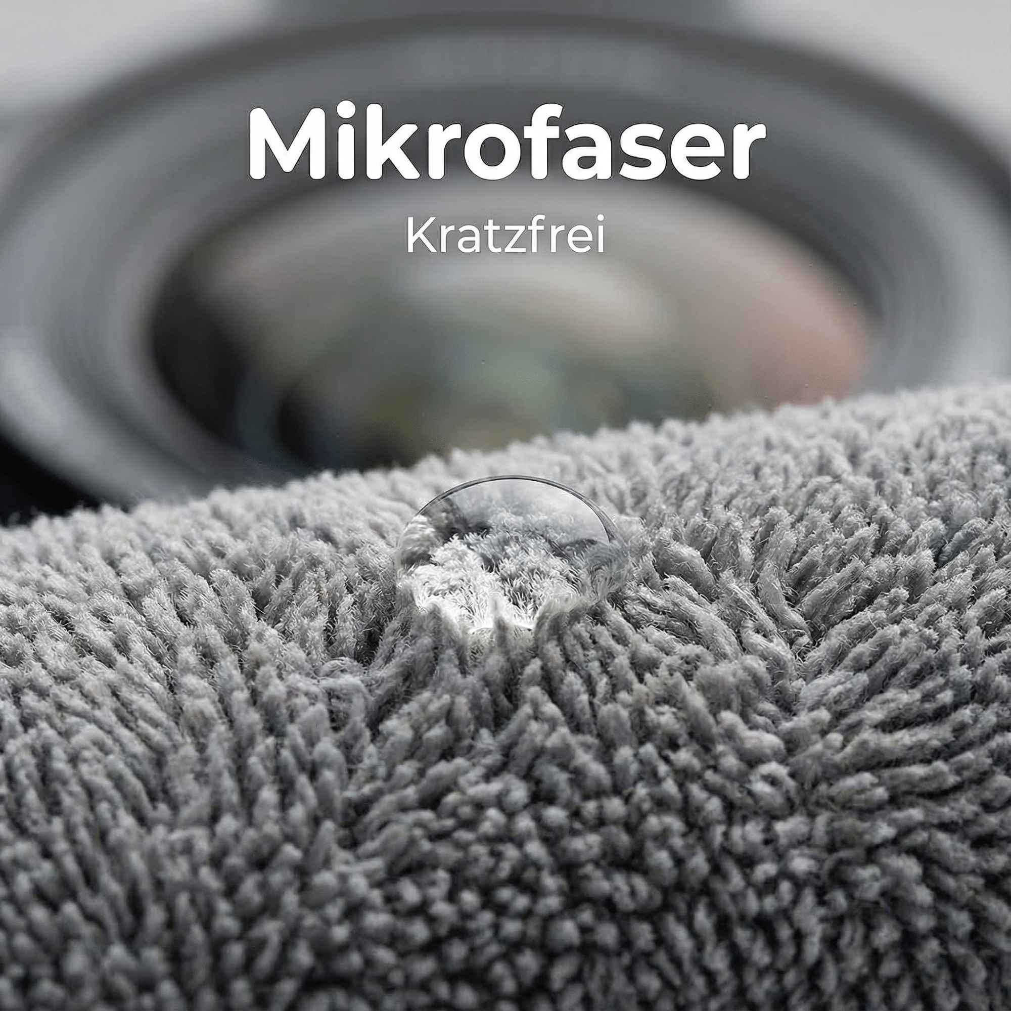Nahaufnahme eines grauen Mikrofasertuchs mit Wassertropfen. Weißer Text: 'Mikrofaser' und 'Kratzfrei'.
