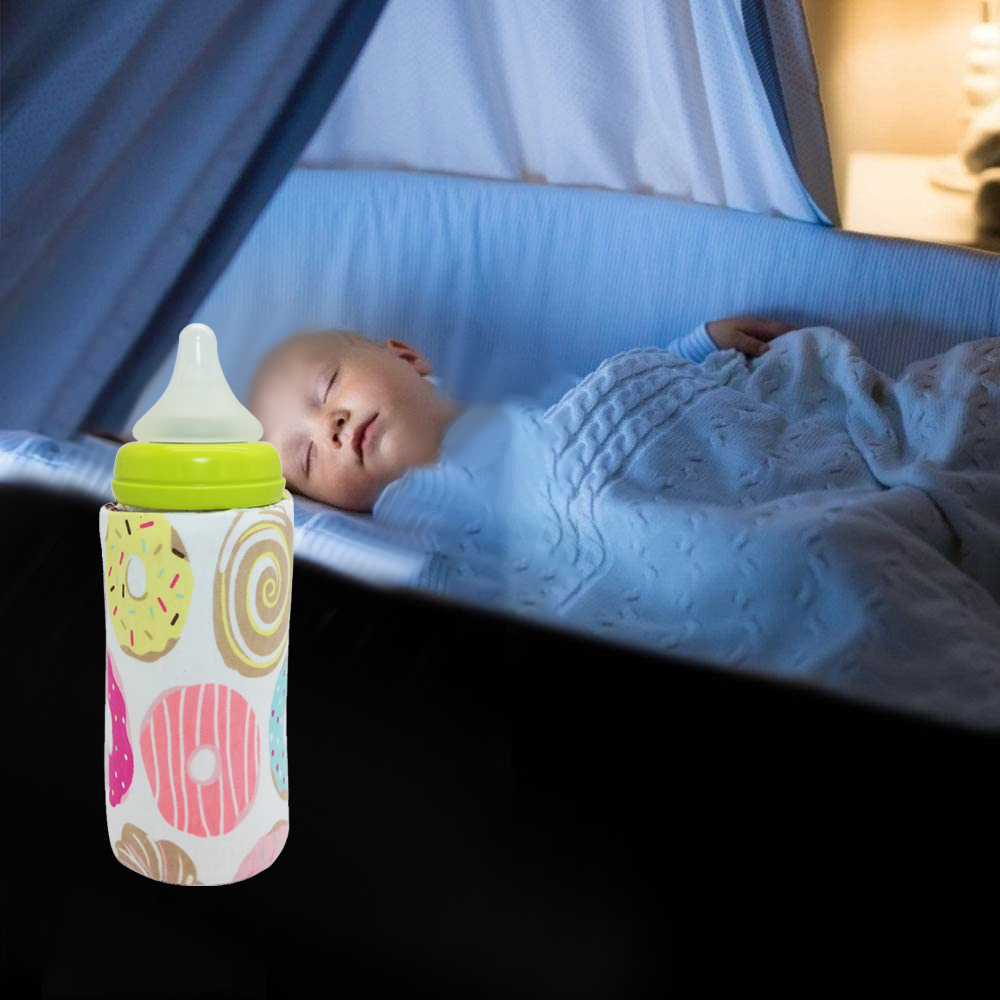 Ein Baby schläft in einem Kinderbett. Eine Flasche mit Donut-Design ist vorne. Die Szene wird von einem weichen Licht beleuchtet. Das Baby ist von einer Decke bedeckt.