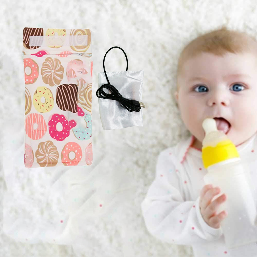 Ein Baby trinkt aus einer Flasche. Daneben befinden sich ein Babyflaschenwärmer und ein USB-Kabel.