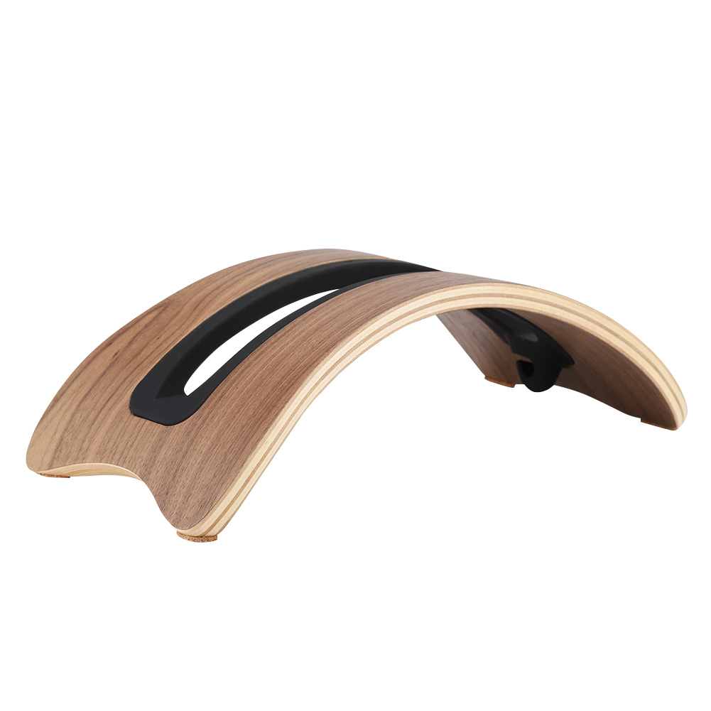 Laptopständer aus Holz mit geschwungenem Design. Er hat ein schwarzes Gummistück in der Mitte zur Unterstützung. Der Hintergrund ist weiß.