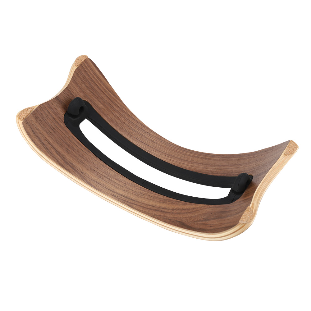 Ein gebogenes Balance Board aus Holz mit einem schwarzen Gummiband. Das Holz hat eine braune Maserung. Der Hintergrund ist weiß.