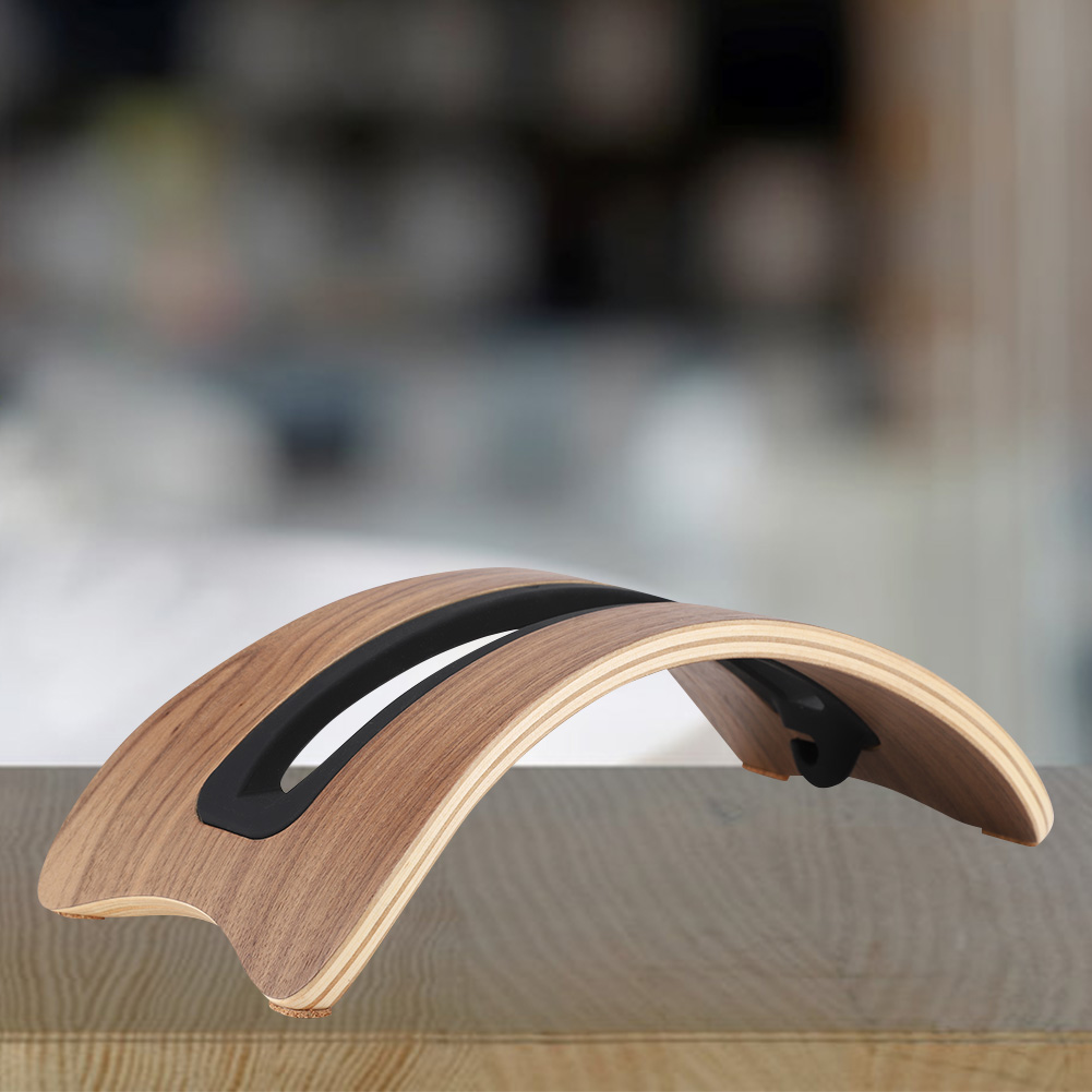 Ein Laptop-Ständer aus Holz mit geschwungenem Design. Er hat einen schwarzen Streifen in der Mitte und steht auf einer Holzoberfläche.