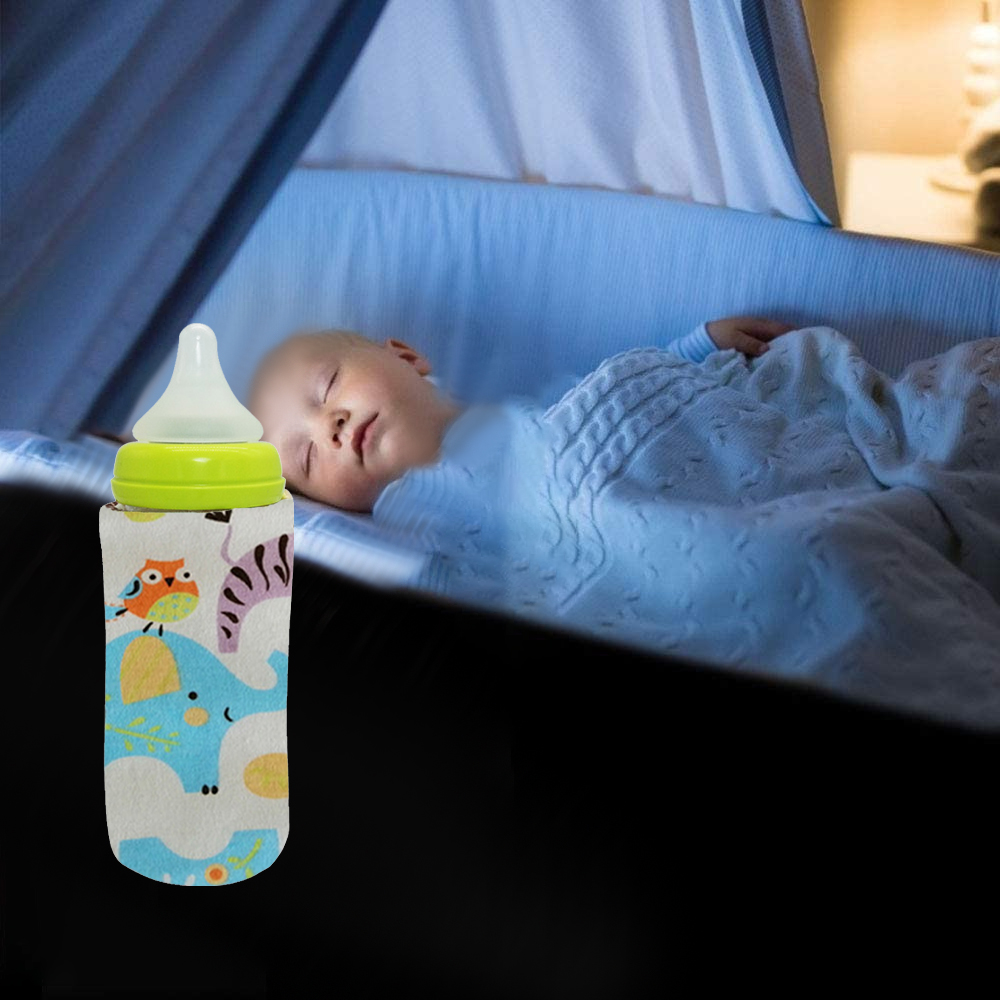 Ein Baby schläft in einem Kinderbett. Im Vordergrund befindet sich eine Flasche mit einem bunten Tierdesign.