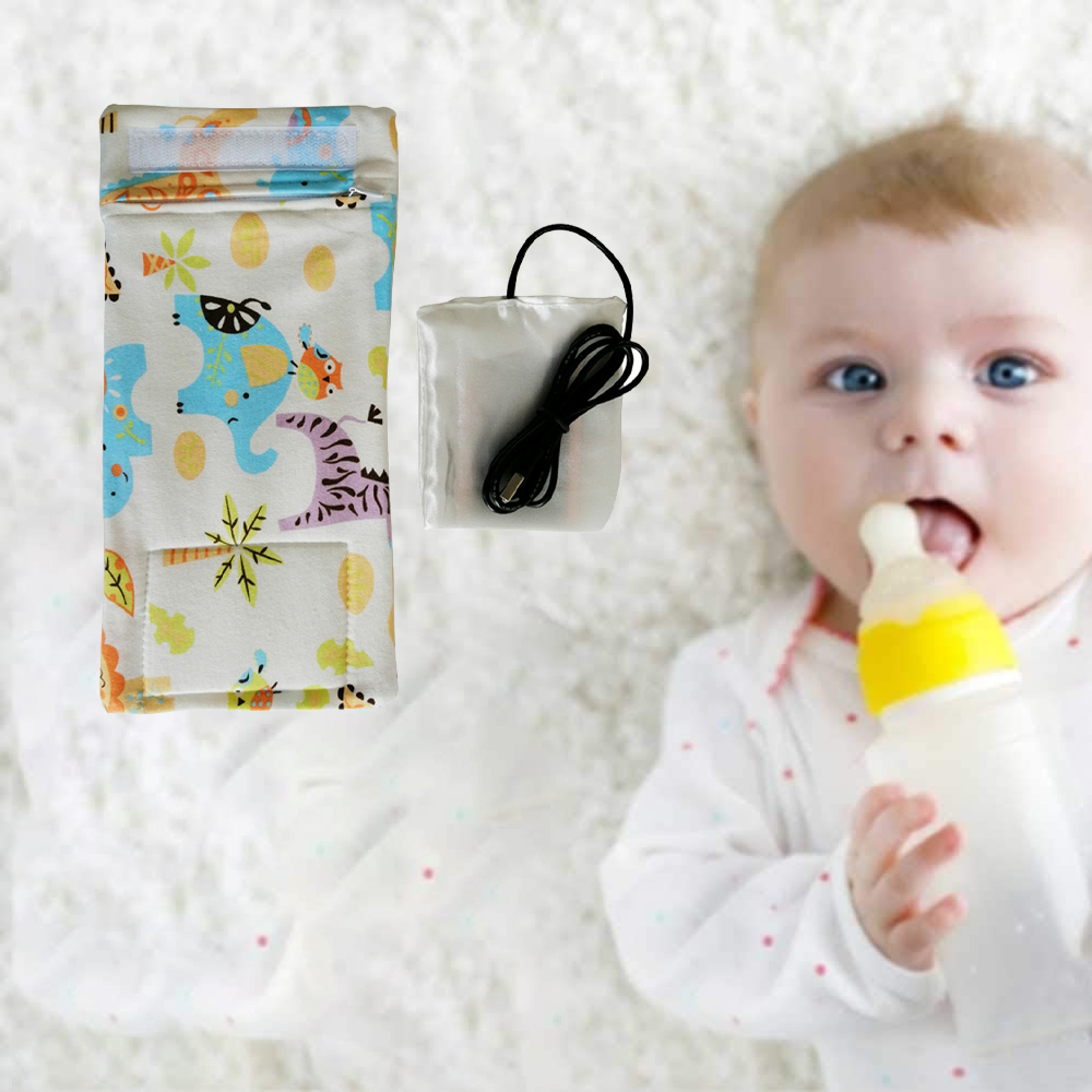 Ein Baby trinkt aus einer Flasche, neben einem Babyflaschenwärmer und einem USB-Kabel. Der Wärmer hat Tiermuster.