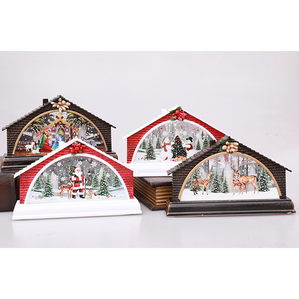 Vier weihnachtliche Schneekugelhäuser. Jedes Haus hat eine andere Szene: Krippe, Weihnachtsmann, Schneemann und Hirsche. Alle stehen auf weißem Untergrund.