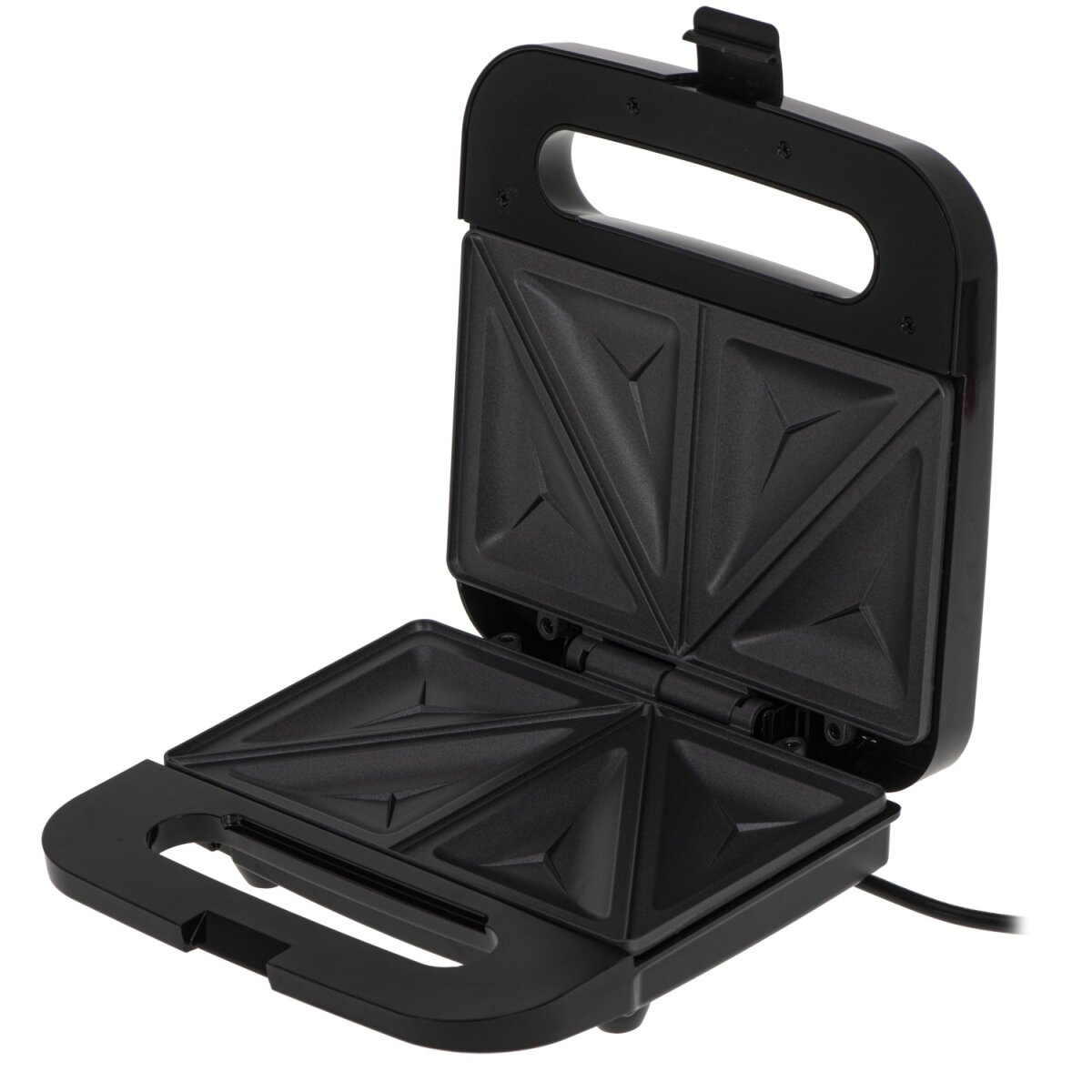 Ein schwarzer Sandwichmaker ist geöffnet. Er hat zwei dreieckige Abschnitte. Ein schwarzes Kabel erstreckt sich von der Basis. Der Hintergrund ist weiß.