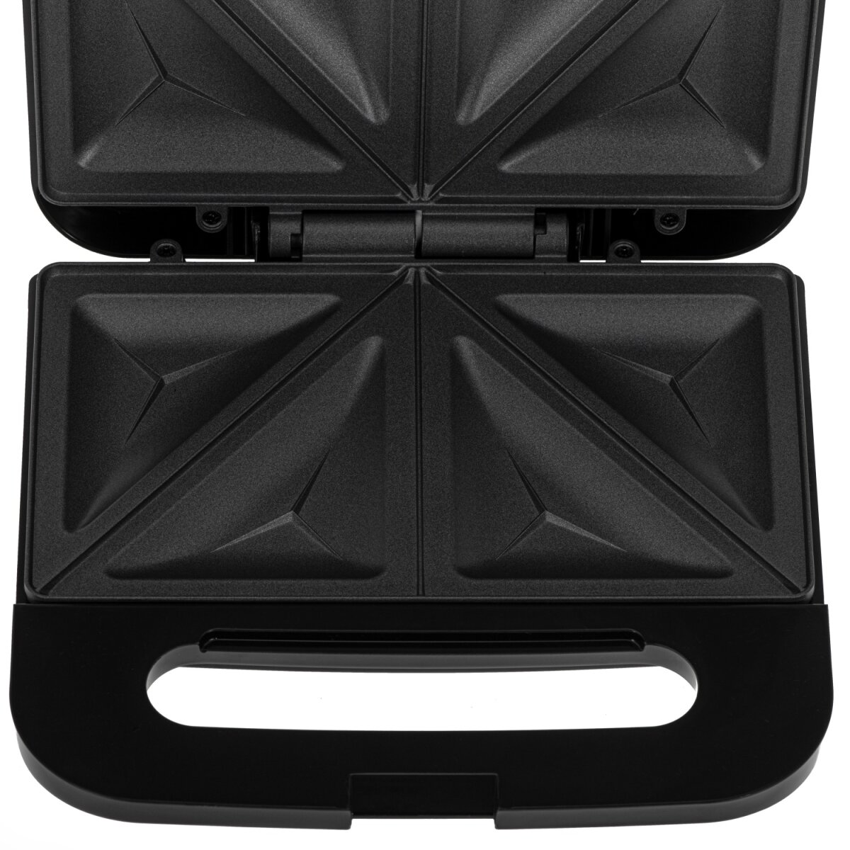 Nahaufnahme eines schwarzen Sandwichmakers, offen. Der Innenraum hat dreieckige Formen. Unten befindet sich ein schwarzer Griff.