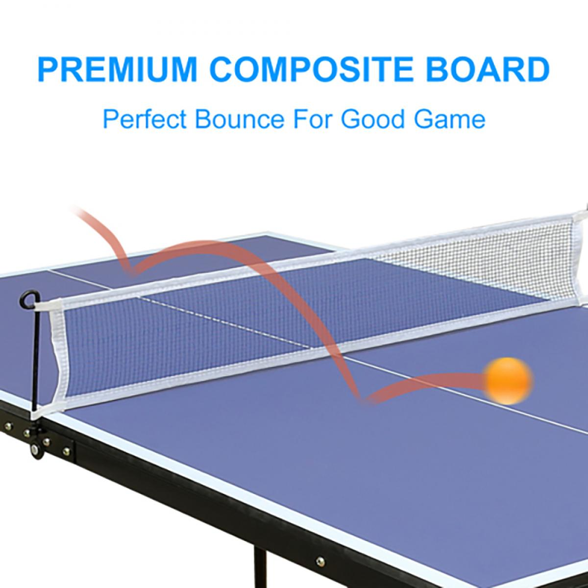 Ein blauer Tischtennistisch mit Netz, einem orangefarbenen Ball und einem Bogen, der die Flugbahn des Balls zeigt. Oben steht Premium Composite Board.