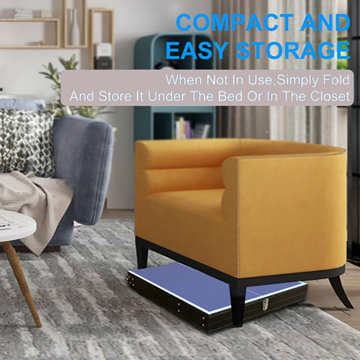Ein orangefarbener Sessel steht über einem blauen, zusammengeklappten Tisch in einem Wohnzimmer. Der Text oben lautet 'Compact and Easy Storage'.