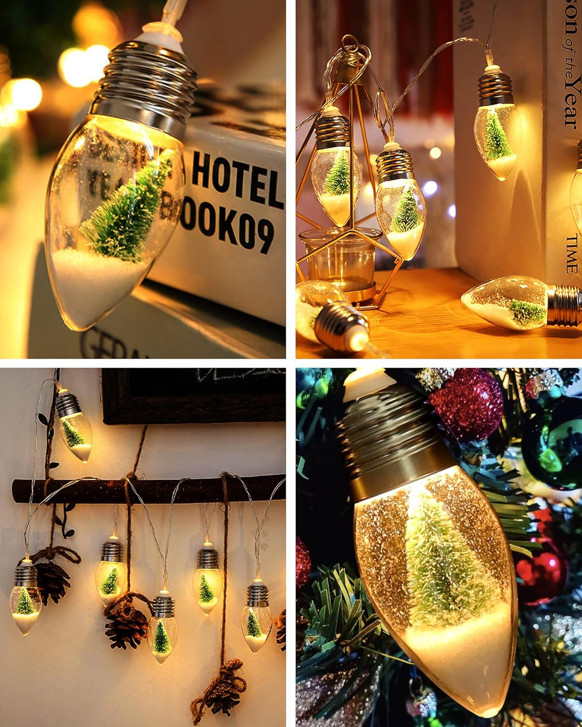 Lichterketten mit Weihnachtsbaum im Inneren. Der Hintergrund zeigt Bücher, einen Rahmen und Weihnachtsbaumschmuck.