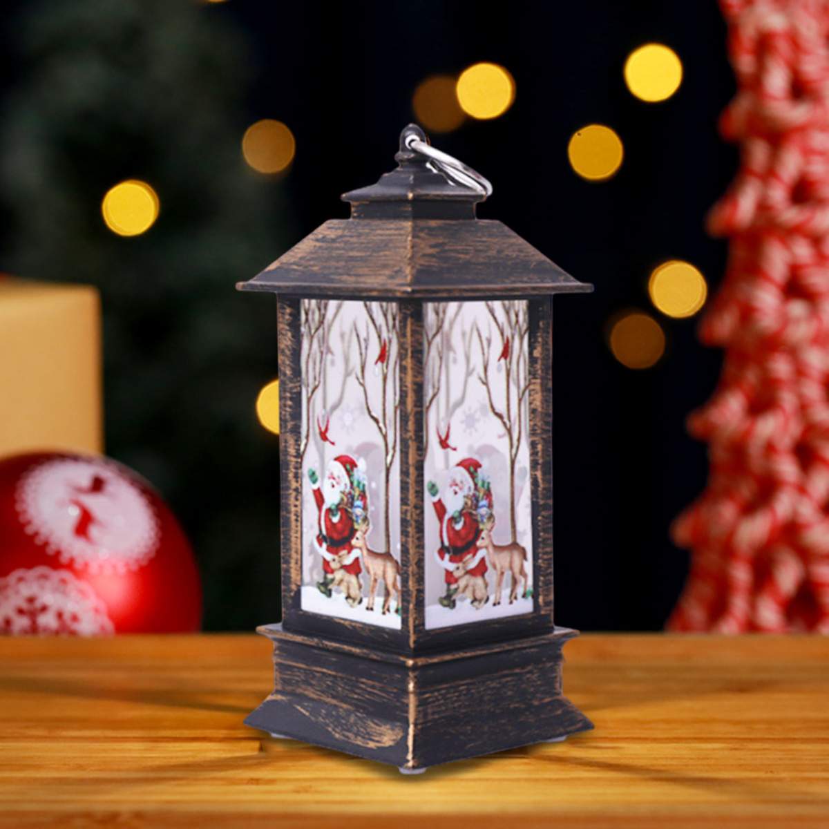 Eine dekorative Laterne mit Weihnachtsmann-Bildern, Rehen und einer verschneiten Waldszene. Sie steht auf einer Holzoberfläche mit festlichem Hintergrund.