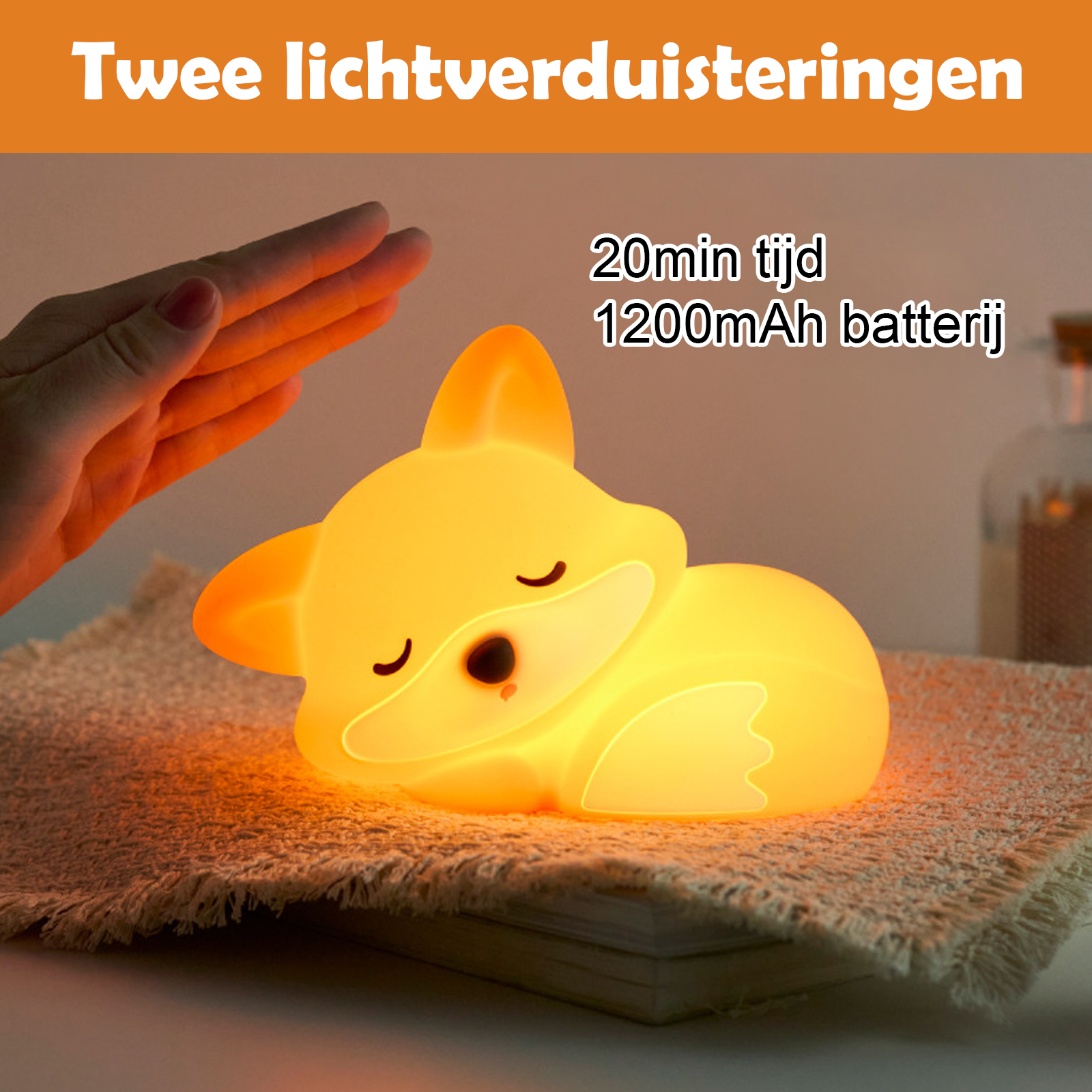 Ein leuchtendes fuchsformiges Nachtlicht auf einem Buch. Eine Hand schwebt darüber. Text: '20min tijd 1200mAh batterij'.