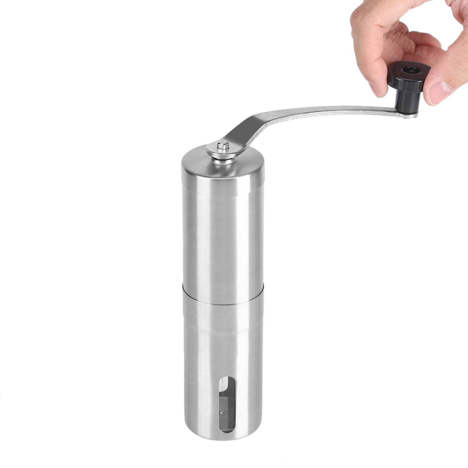 Eine manuelle Kaffeemühle aus Edelstahl mit Griff wird von einer Hand gehalten. Weißer Hintergrund.