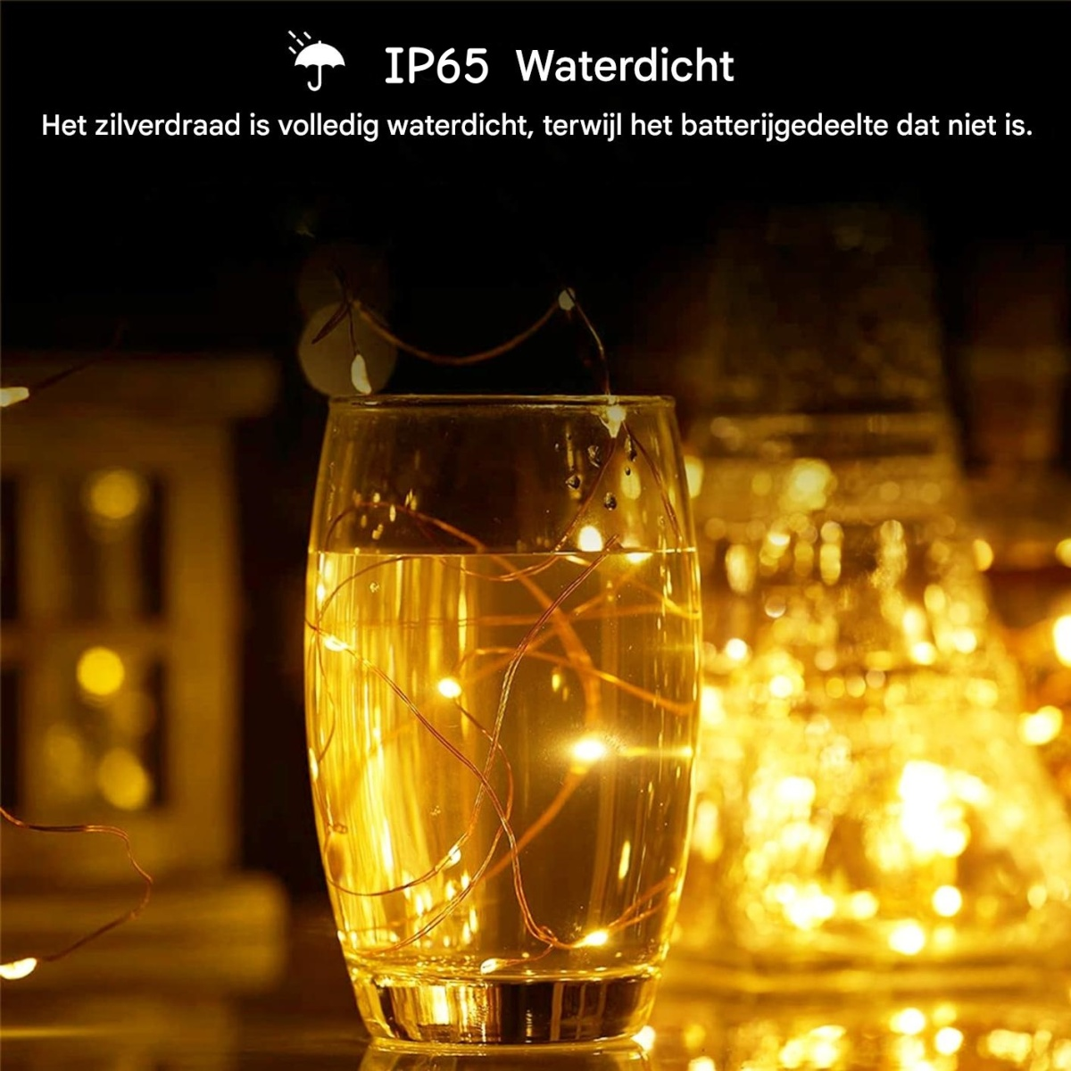 Ein Glas Wasser mit Lichterketten. Die Lichter sind golden und der Hintergrund ist verschwommen mit anderen Lichtern.