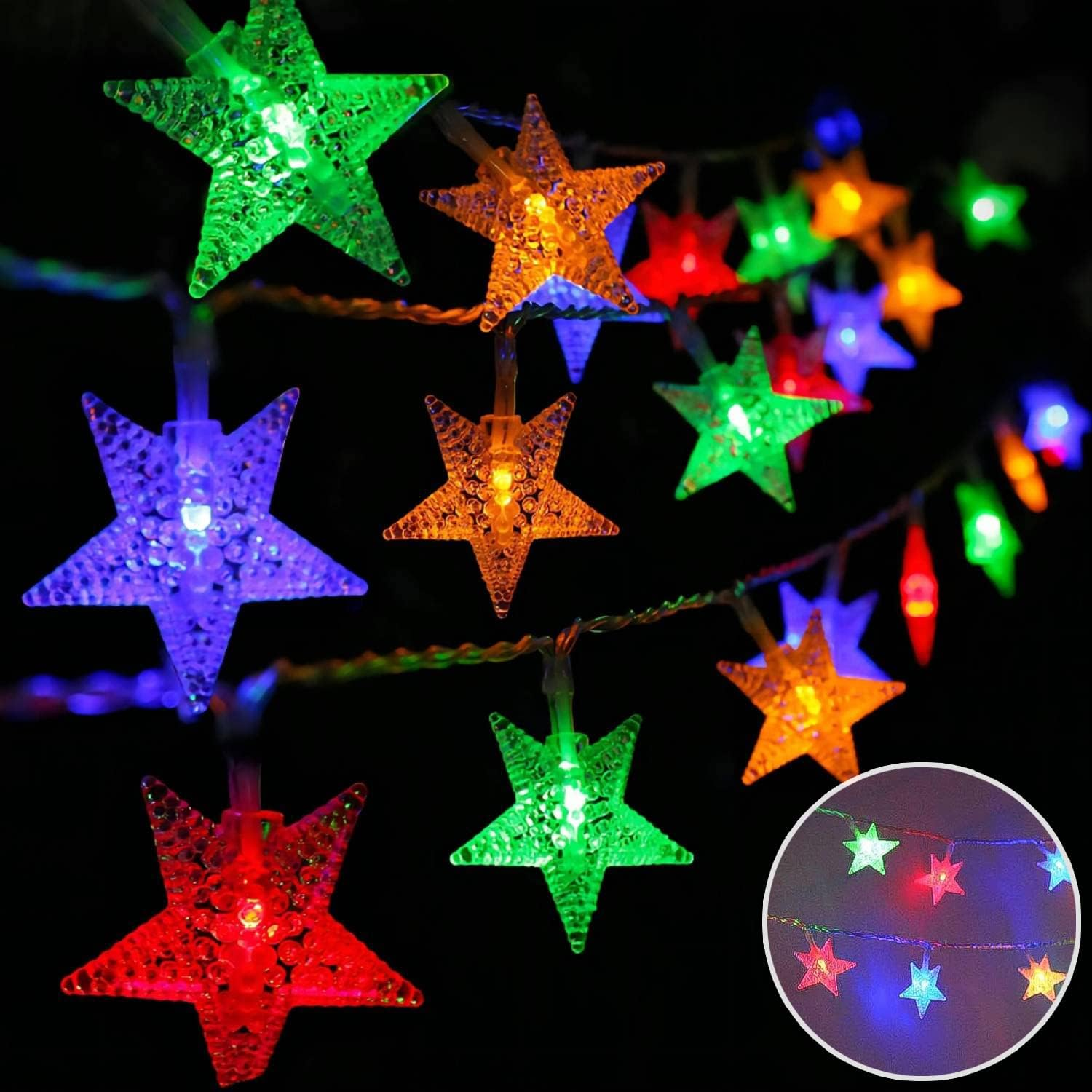 Lichterkette mit sternförmigen Lichtern in verschiedenen Farben: Grün, Orange, Lila und Rot, vor schwarzem Hintergrund.