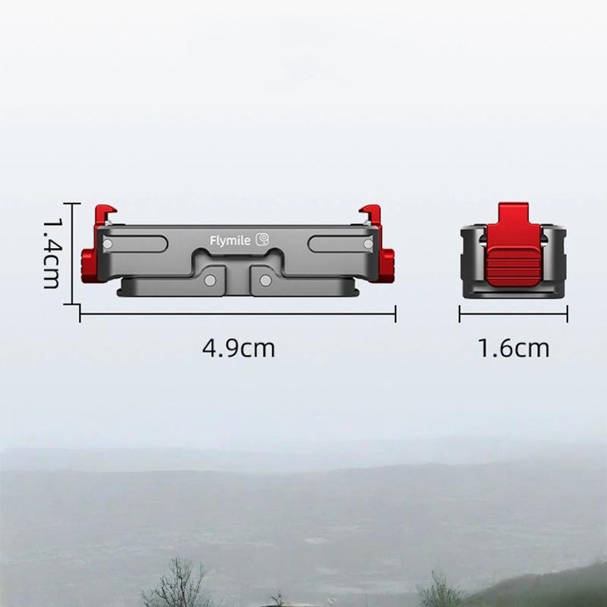 Eine graue Flymile-Halterung mit roten Akzenten befindet sich über einer nebligen Landschaft. Abmessungen sind 4,9 cm x 1,4 cm und 1,6 cm.