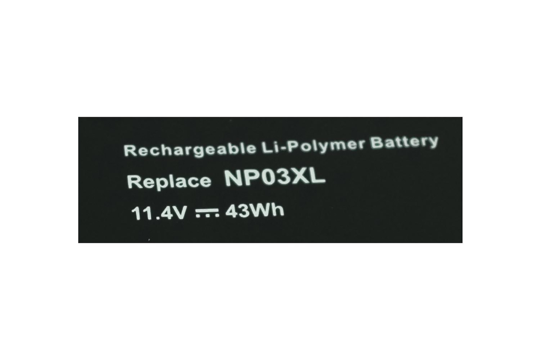 Nahaufnahme eines Batterieetiketts. Text: Wiederaufladbare Li-Polymer-Batterie, Ersetzen NP03XL, 11,4 V, 43 Wh. Der Hintergrund ist weiß.