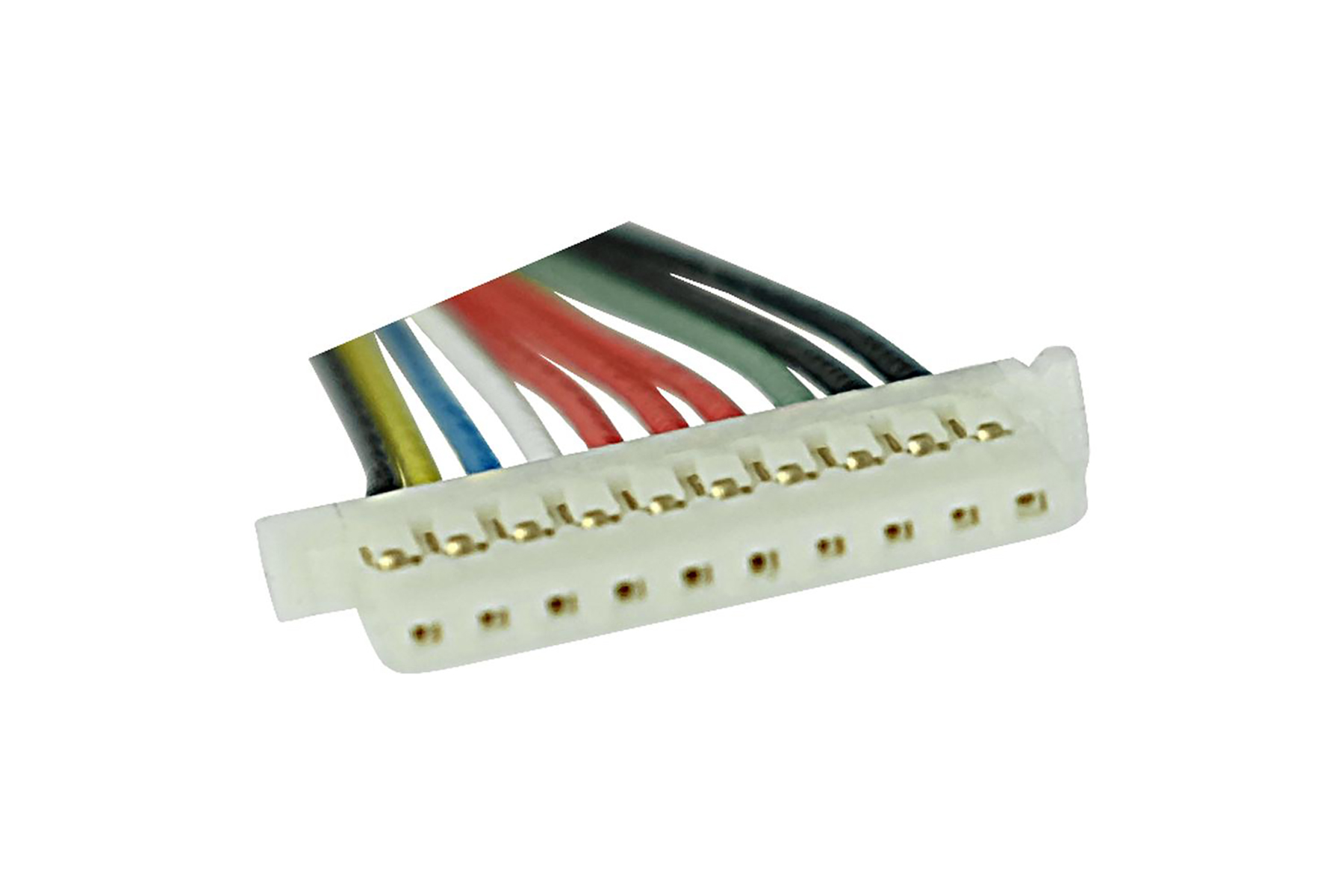 Ein abgewinkelter weißer Stecker mit mehreren farbigen Drähten, die sich vor einem weißen Hintergrund erstrecken.