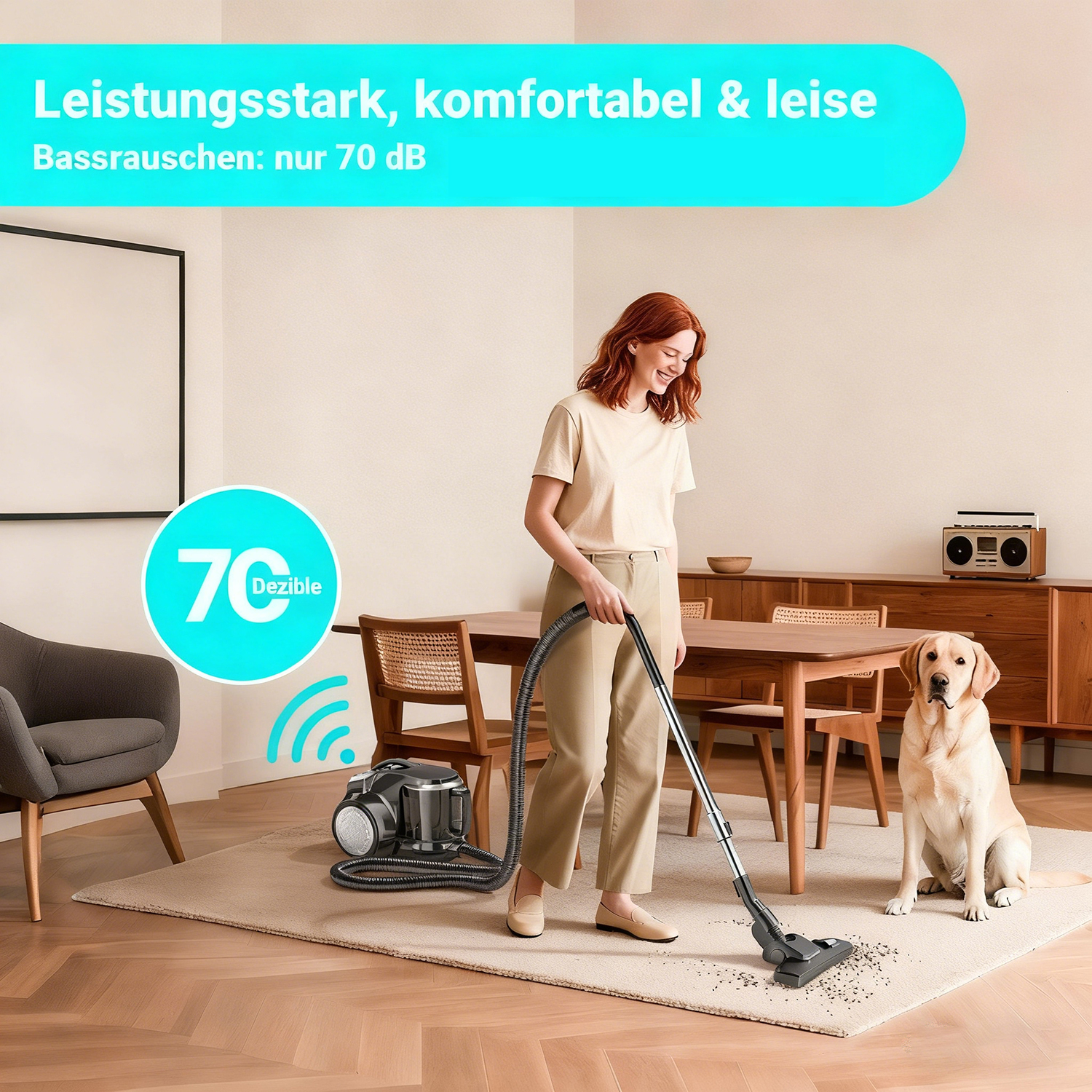 Eine Frau saugt einen Teppich. Ein Hund sitzt in der Nähe. Staubsauger, Tisch, Stühle und ein Schrank im Hintergrund.