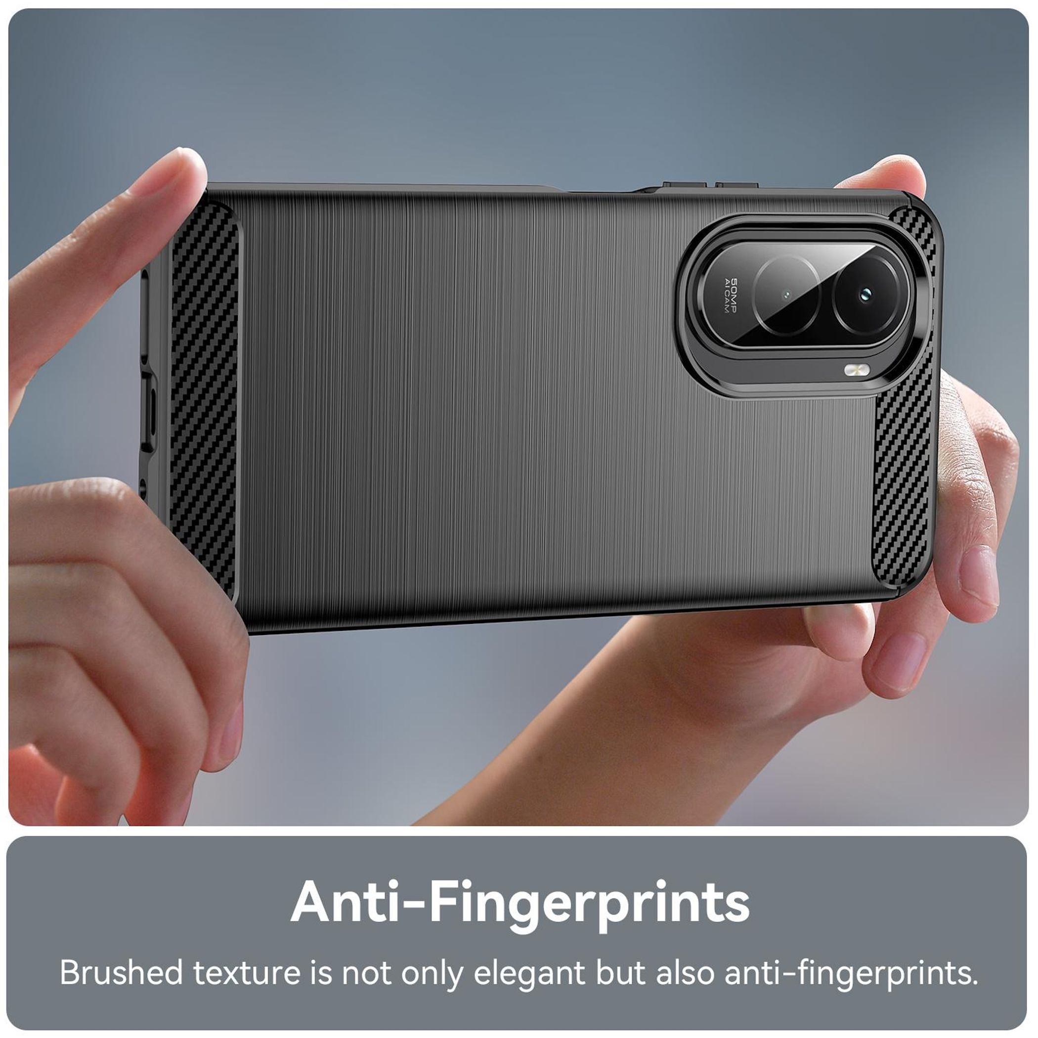 Una funda de teléfono es sostenida por manos. La funda tiene superficie texturizada con recorte de cámara. Texto: anti-huellas.